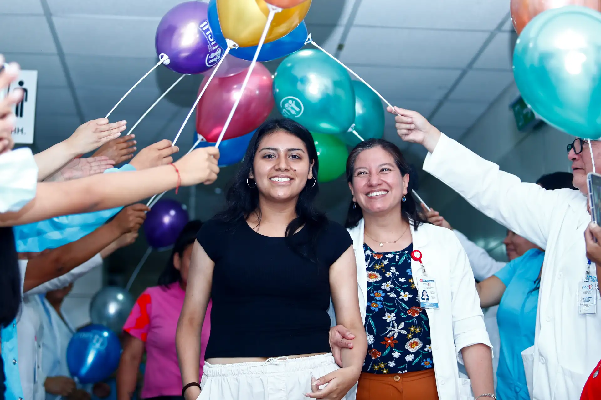Fabiana Naomi es una joven de 18 años que logró vencer una leucemia aguda tras 3 años y 2 meses de tratamiento en el Instituto Nacional de Salud del Niño - San Borja, y en un acto simbólico, hoy viernes 23 de enero de 2026 fue dada de alta tocando la primera Campana de la Victoria del presente año, acompañada de su familia y del personal médico del hospital. Foto: ANDINA/Daniel Bracamonte