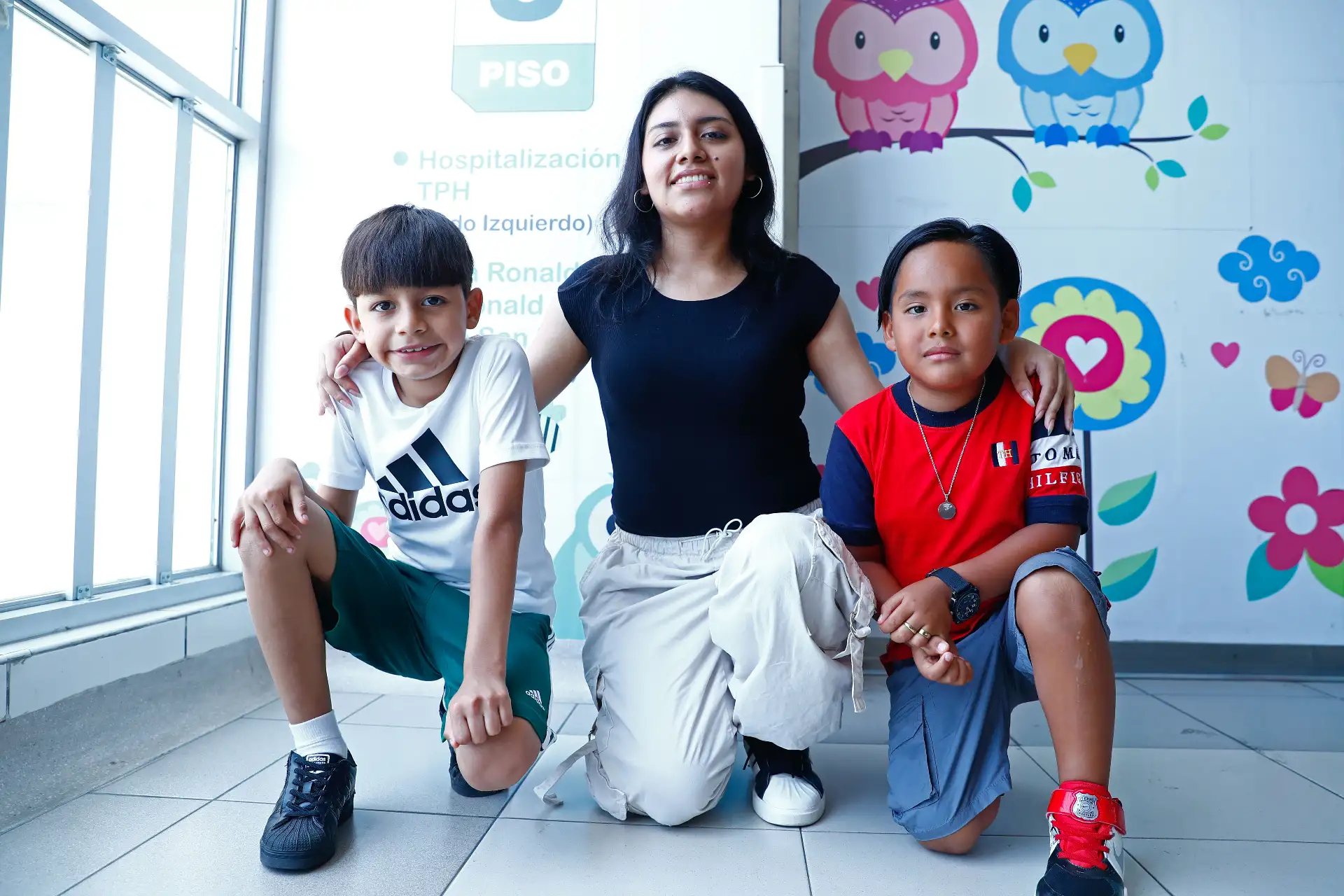 Fabiana Naomi es una joven de 18 años que logró vencer una leucemia aguda tras 3 años y 2 meses de tratamiento en el Instituto Nacional de Salud del Niño - San Borja, y en un acto simbólico, hoy viernes 23 de enero de 2026 fue dada de alta tocando la primera Campana de la Victoria del presente año, acompañada de su familia y del personal médico del hospital. Foto: ANDINA/Daniel Bracamonte