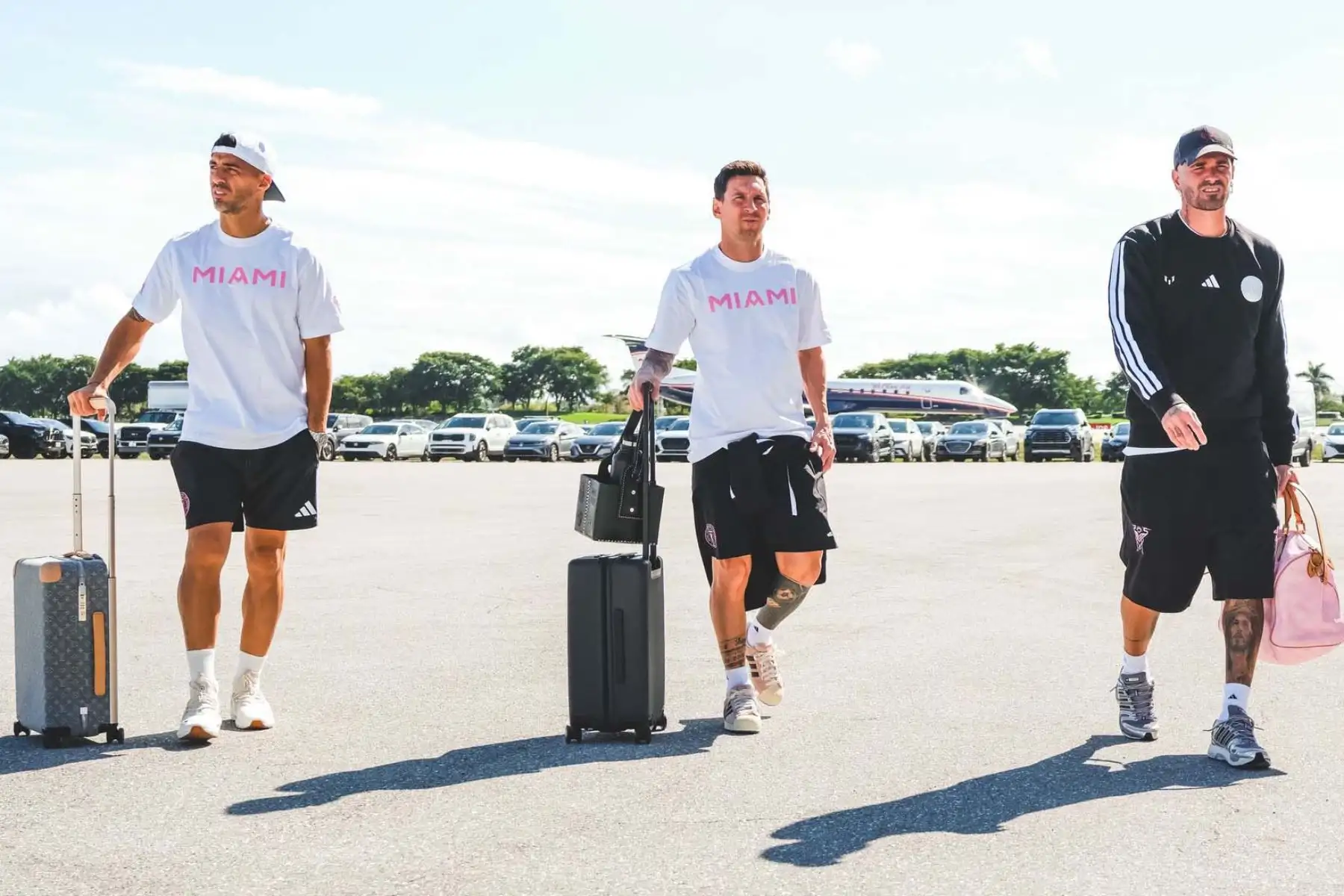 El Inter Miami CF anunció en su cuenta oficial de X que inició su viaje rumbo a Perú para enfrentar a Alianza Lima en un amistoso internacional con Lionel Messi como principal figura. El encuentro se da en medio de un clima enrarecido en el club blanquiazul, tras denuncias que involucran a tres de sus jugadores, situación que ha generado amplia atención mediática. La expectativa crece ante la llegada del equipo estadounidense. Foto: ANDINA/Inter de Miami