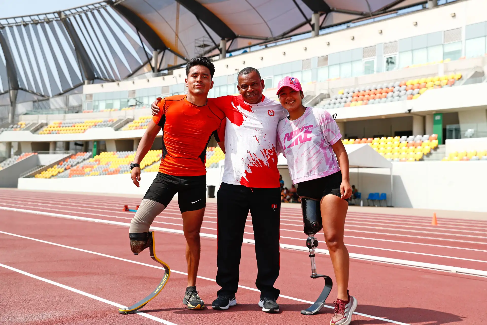 Ellos son los paradeportistas de atletismo Jesús Castillo y María Fernanda Medina, junto a su entrenador Miguel Ángel Calmet Ochoa, desde la Villa Deportiva Nacional Videna de San Luis, quienes encontraron en el deporte una segunda oportunidad para salir adelante. Foto: ANDINA/Daniel Bracamonte