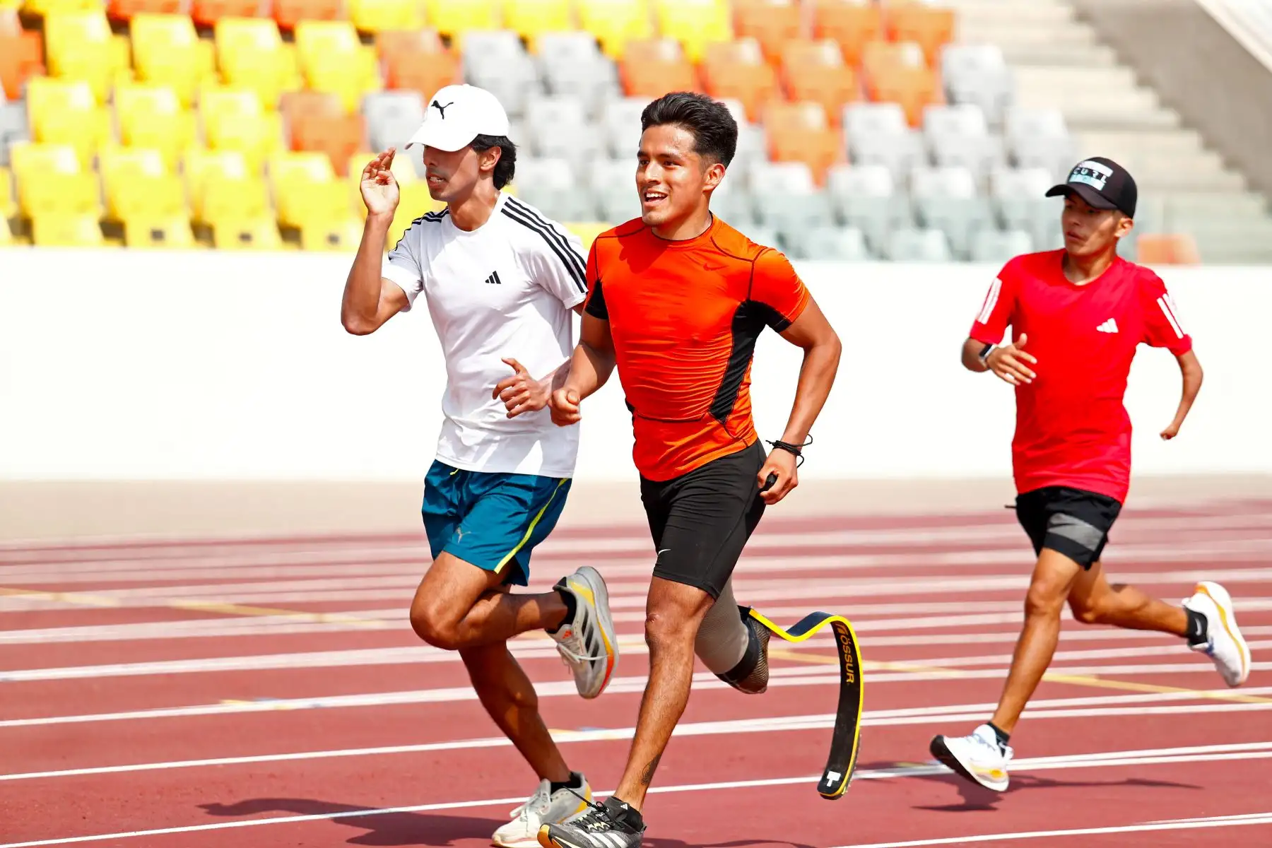 Jesús Castillo, paradeportista de atletismo, medallista de plata en los Juegos Parapanamericanos Santiago 2023, entrenando junto a otros paratletas en la Villa Deportiva Nacional Videna de San Luis. Foto: ANDINA/Daniel Bracamonte