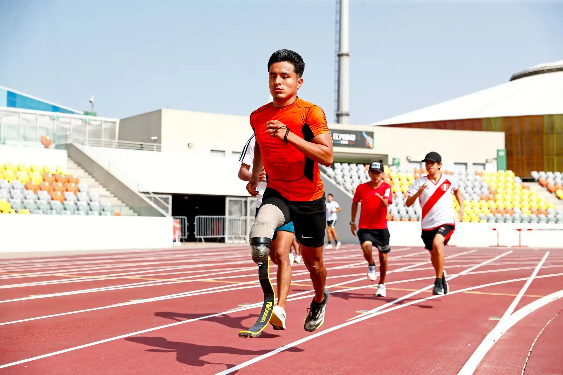 A la edad de 10 años, mientras acudía a sus terapias en el Instituto Nacional de Rehabilitación, Jesús Castillo se enteró de que una academia convocaba a jóvenes con discapacidad para iniciarse en una disciplina deportiva. De esta manera encontró en el deporte una segunda oportunidad para salir adelante. Foto: ANDINA/Daniel Bracamonte