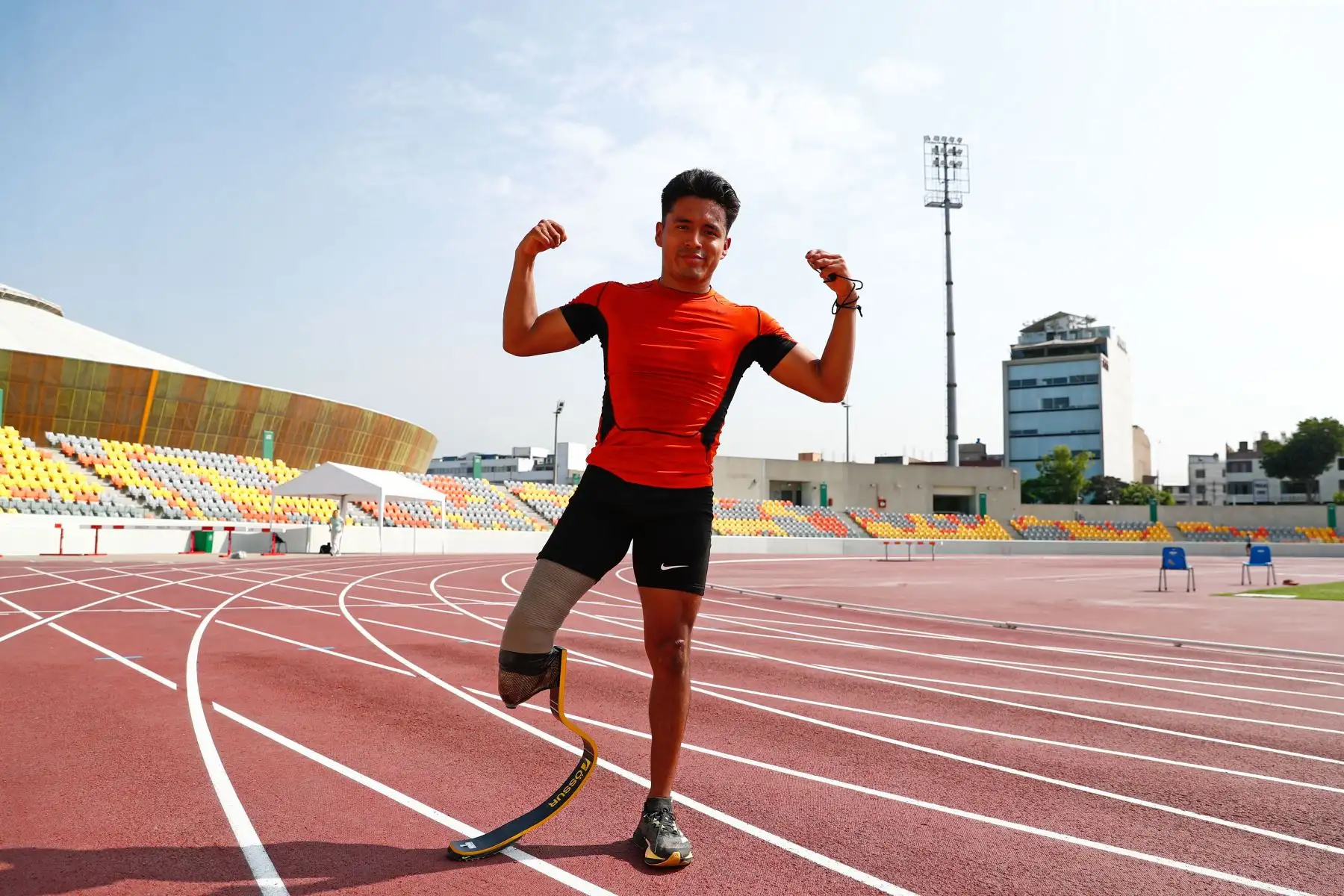 Jesús Castillo, paradeportista de atletismo, medallista de plata en los Juegos Parapanamericanos Santiago 2023, entrenando en la Villa Deportiva Nacional Videna de San Luis. Foto: ANDINA/Daniel Bracamonte