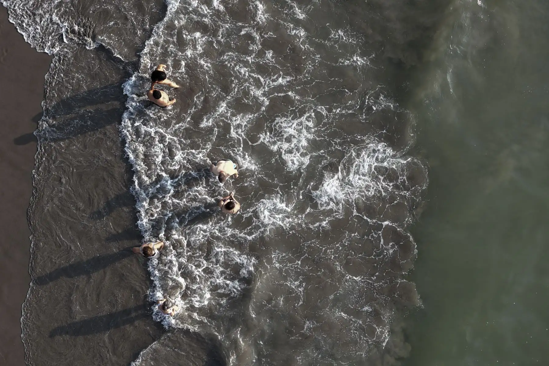 Con temperaturas que superan los 30 °C, Lima enfrenta una ola de calor que impacta la salud pública. Médicos alertan que el golpe de calor puede desarrollarse rápidamente, sobre todo en espacios sin ventilación. Hidratación, sombra y enfriamiento corporal inmediato son acciones clave para reducir riesgos. Foto: ANDINA/Jhonel Rodríguez Robles