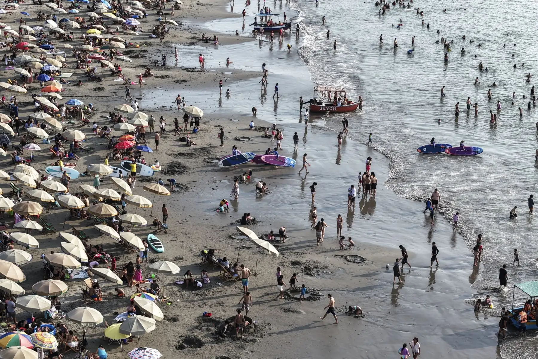 Las condiciones de calor extremo en Lima obligan a reforzar medidas de prevención. El golpe de calor ocurre cuando la temperatura corporal supera niveles seguros y puede ser mortal. Especialistas indican que una ducha con agua fría puede ser una medida inicial, pero nunca reemplaza la atención médica especializada. Foto: ANDINA/Jhonel Rodríguez Robles
