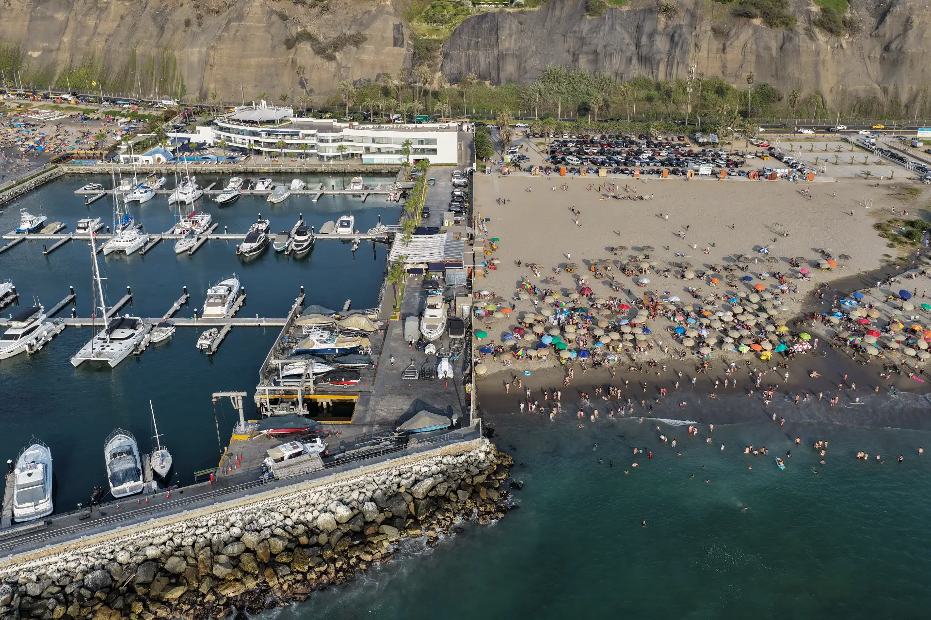 La ola de calor diurno que afecta a Lima ha elevado las temperaturas por encima de los 30 °C. Según especialistas, el golpe de calor puede provocar desmayos, convulsiones y daños neurológicos. Reconocer los síntomas y actuar con rapidez, enfriando el cuerpo y buscando atención médica, resulta fundamental. Foto: ANDINA/Jhonel Rodríguez Robles