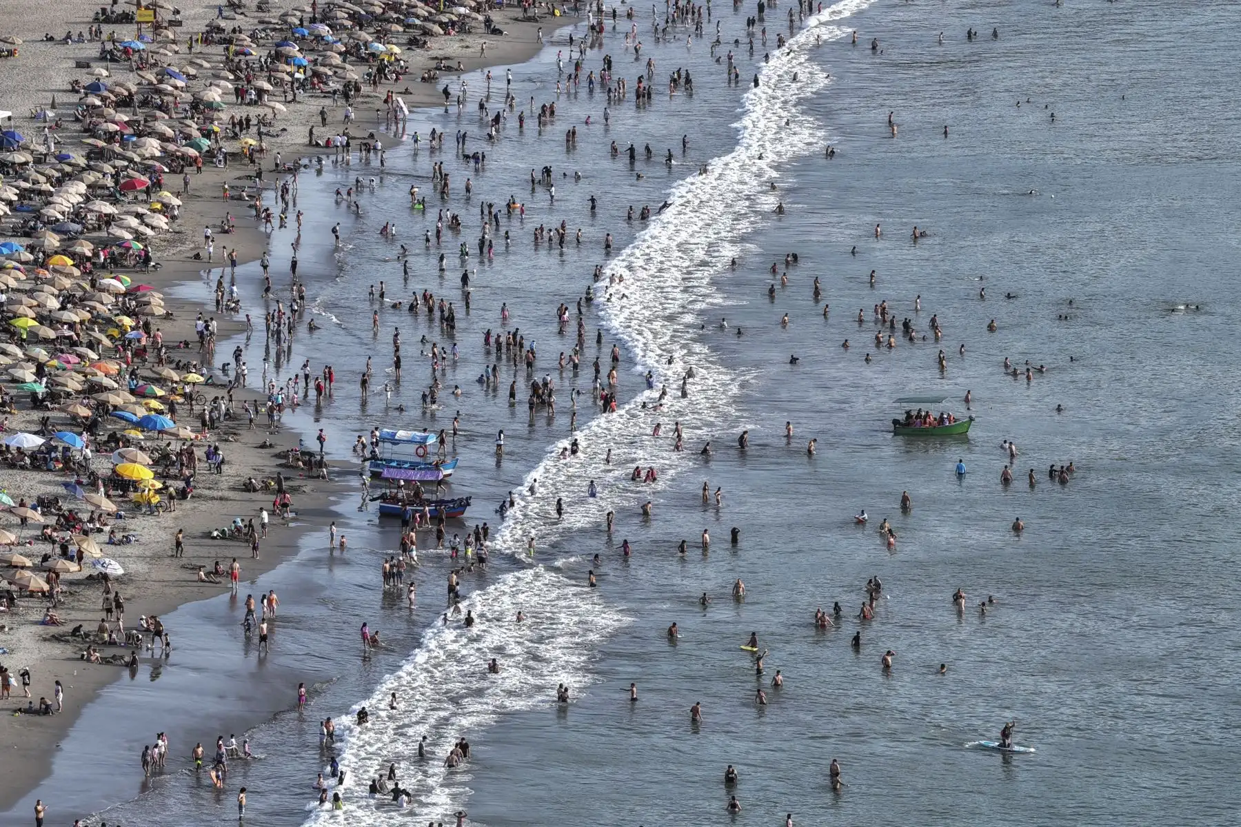 Lima soporta una intensa ola de calor diurno, con temperaturas que superan los 30 °C, según el Senamhi. Especialistas advierten que la exposición prolongada al sol puede provocar golpes de calor, una condición grave que pone en riesgo la vida. Recomiendan hidratarse constantemente, evitar actividades físicas en horas críticas y acudir de inmediato a un centro de salud ante síntomas como mareos o confusión. Foto: ANDINA/Jhonel Rodríguez Robles