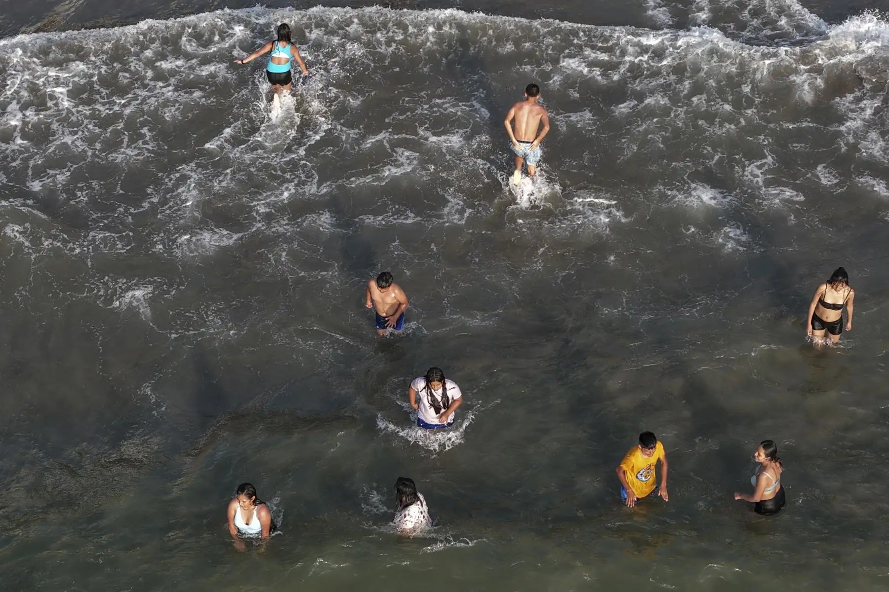 El Senamhi informó que Lima registra temperaturas superiores a los 30 °C debido a una ola de calor diurno. Este escenario incrementa el riesgo de golpe de calor, una emergencia médica causada por el aumento extremo de la temperatura corporal. Expertos recomiendan usar ropa ligera, protegerse del sol y aplicar medidas rápidas de enfriamiento ante cualquier señal de alarma. Foto: ANDINA/Jhonel Rodríguez Robles