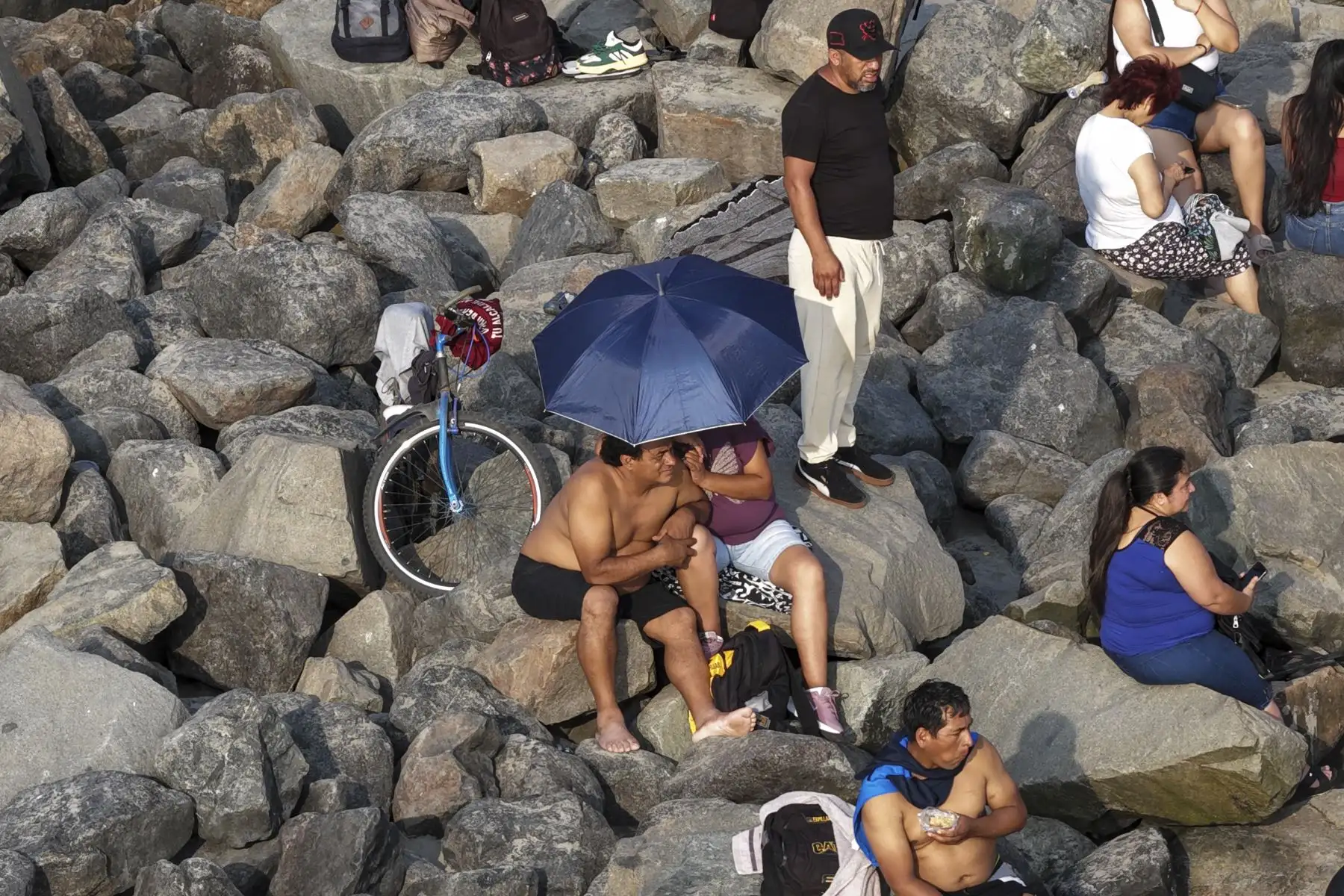 Las altas temperaturas que afectan a Lima, por encima de los 30 °C, elevan el peligro de sufrir golpes de calor, especialmente en niños, adultos mayores y personas con enfermedades crónicas. Especialistas señalan que una ducha con agua fría puede ayudar a reducir la temperatura corporal mientras se espera atención médica inmediata. Foto: ANDINA/Jhonel Rodríguez Robles