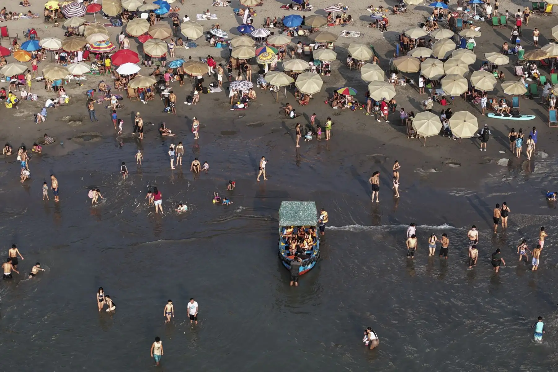 Temperaturas diurnas superiores a los 30 °C se registran en Lima como parte de una ola de calor, informó el Senamhi. Ante este panorama, médicos alertan sobre el golpe de calor, una condición peligrosa que requiere atención urgente. Enfriar el cuerpo rápidamente y buscar ayuda médica es clave para evitar consecuencias fatales. Foto: ANDINA/Jhonel Rodríguez Robles