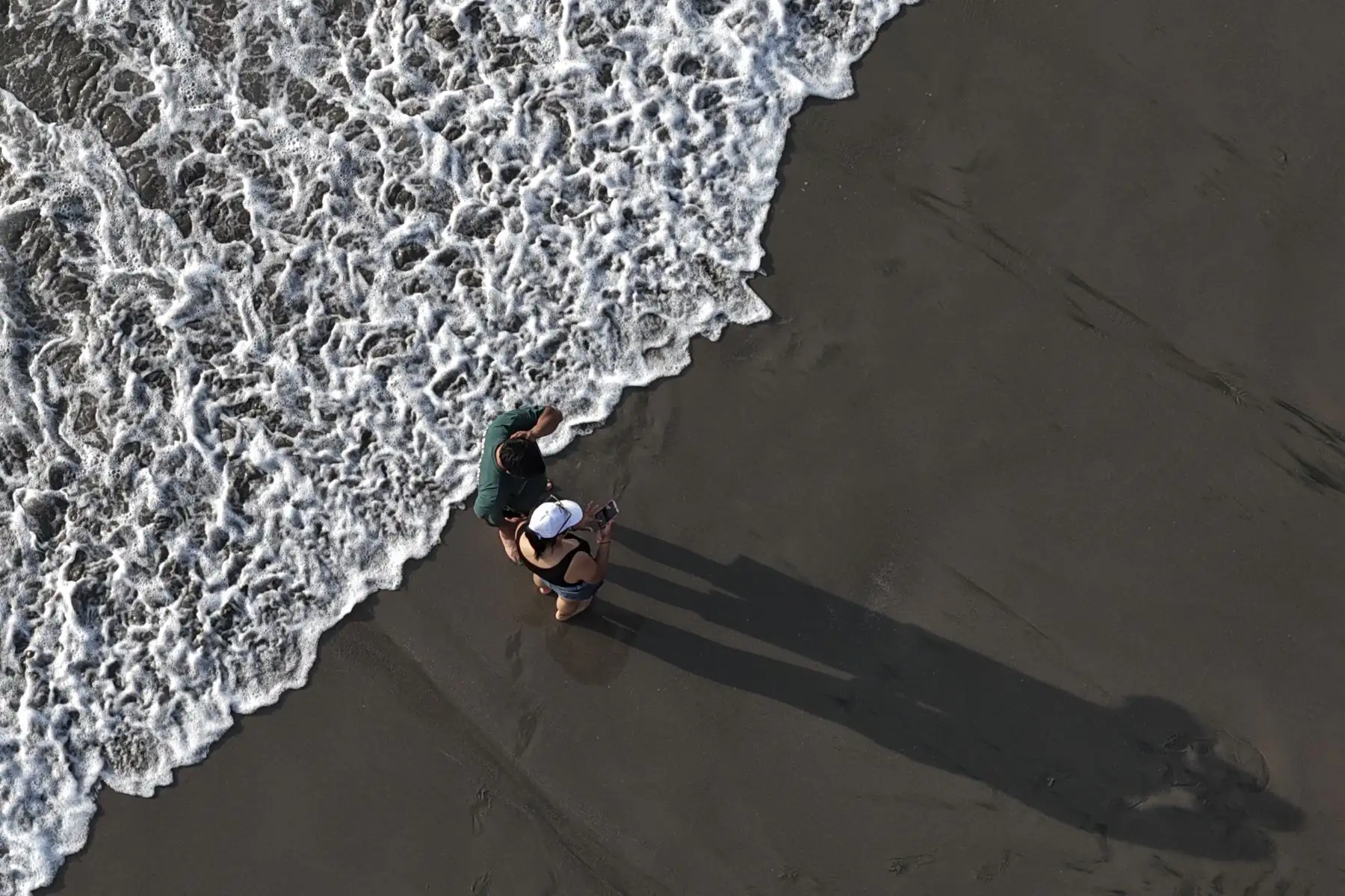El incremento de la temperatura en Lima genera condiciones propicias para golpes de calor, una emergencia que ocurre cuando el cuerpo no logra regular su calor interno. Especialistas recomiendan duchas frías, hidratación constante y descanso en ambientes ventilados para reducir riesgos durante los días más calurosos. Foto: ANDINA/Jhonel Rodríguez Robles