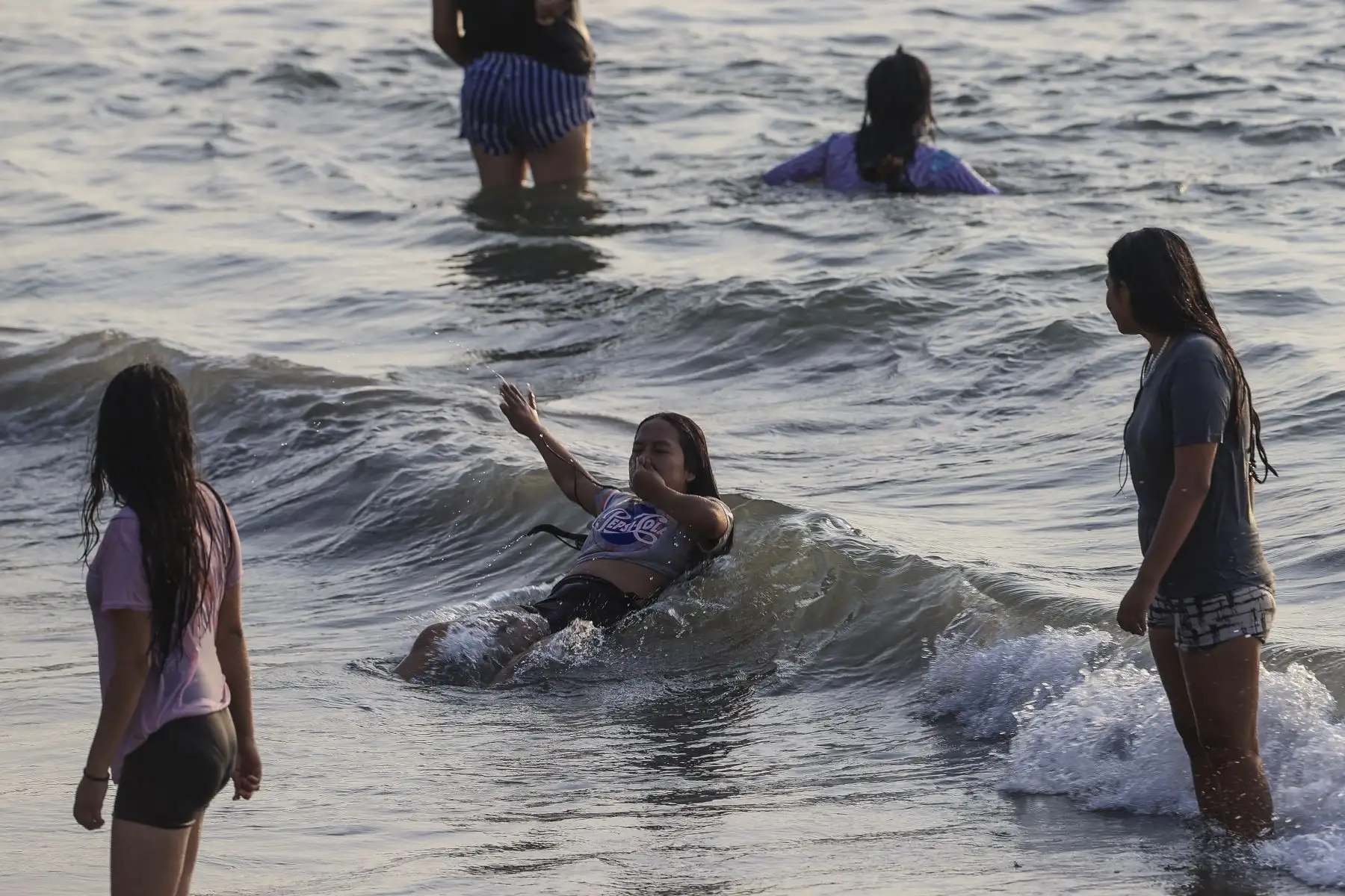El Senamhi informó que la radiación solar y los vientos del norte intensifican el calor en Lima. Ante este escenario, el golpe de calor se convierte en una amenaza latente. Especialistas recomiendan duchas frías, consumo de líquidos y evitar la exposición directa al sol durante el mediodía. Foto: ANDINA/Jhonel Rodríguez Robles