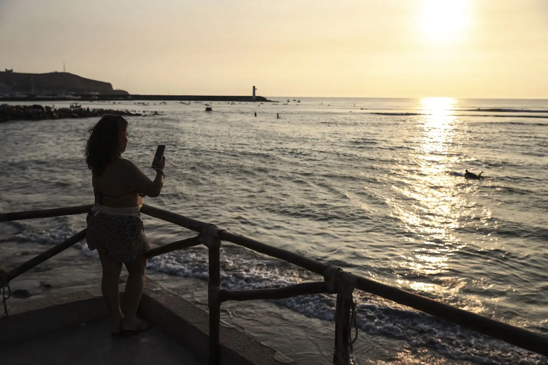 Lima vive jornadas de calor intenso con temperaturas superiores a los 30 °C, informó el Senamhi. El golpe de calor es uno de los principales riesgos asociados, ya que puede provocar fallas orgánicas. Especialistas aconsejan descansar en lugares frescos y evitar esfuerzos físicos innecesarios. Foto: ANDINA/Jhonel Rodríguez Robles
