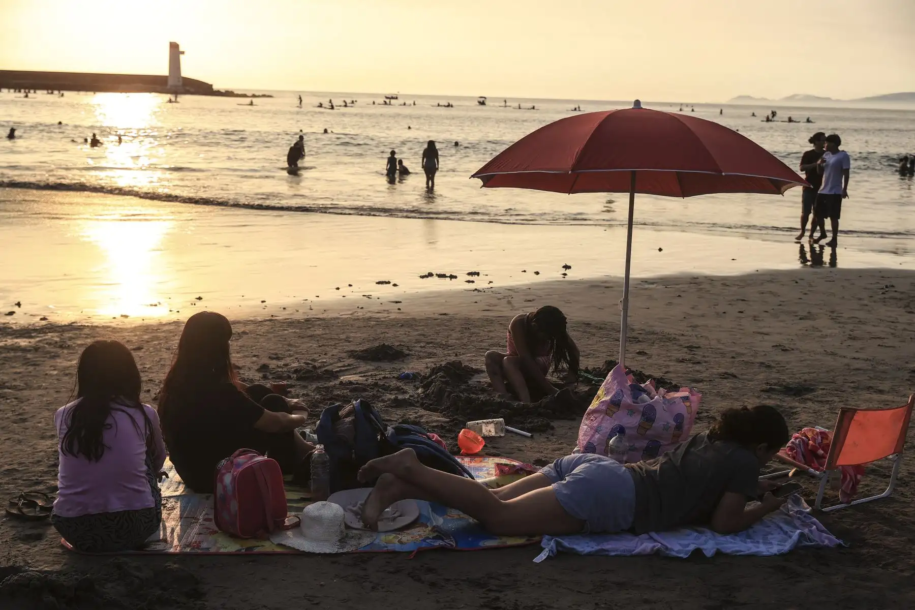 Las autoridades sanitarias advierten que el golpe de calor es una emergencia médica frecuente durante las olas de calor en Lima. La rápida aplicación de agua fría sobre el cuerpo puede ayudar a estabilizar al afectado, pero siempre debe complementarse con atención profesional inmediata. Foto: ANDINA/Jhonel Rodríguez Robles