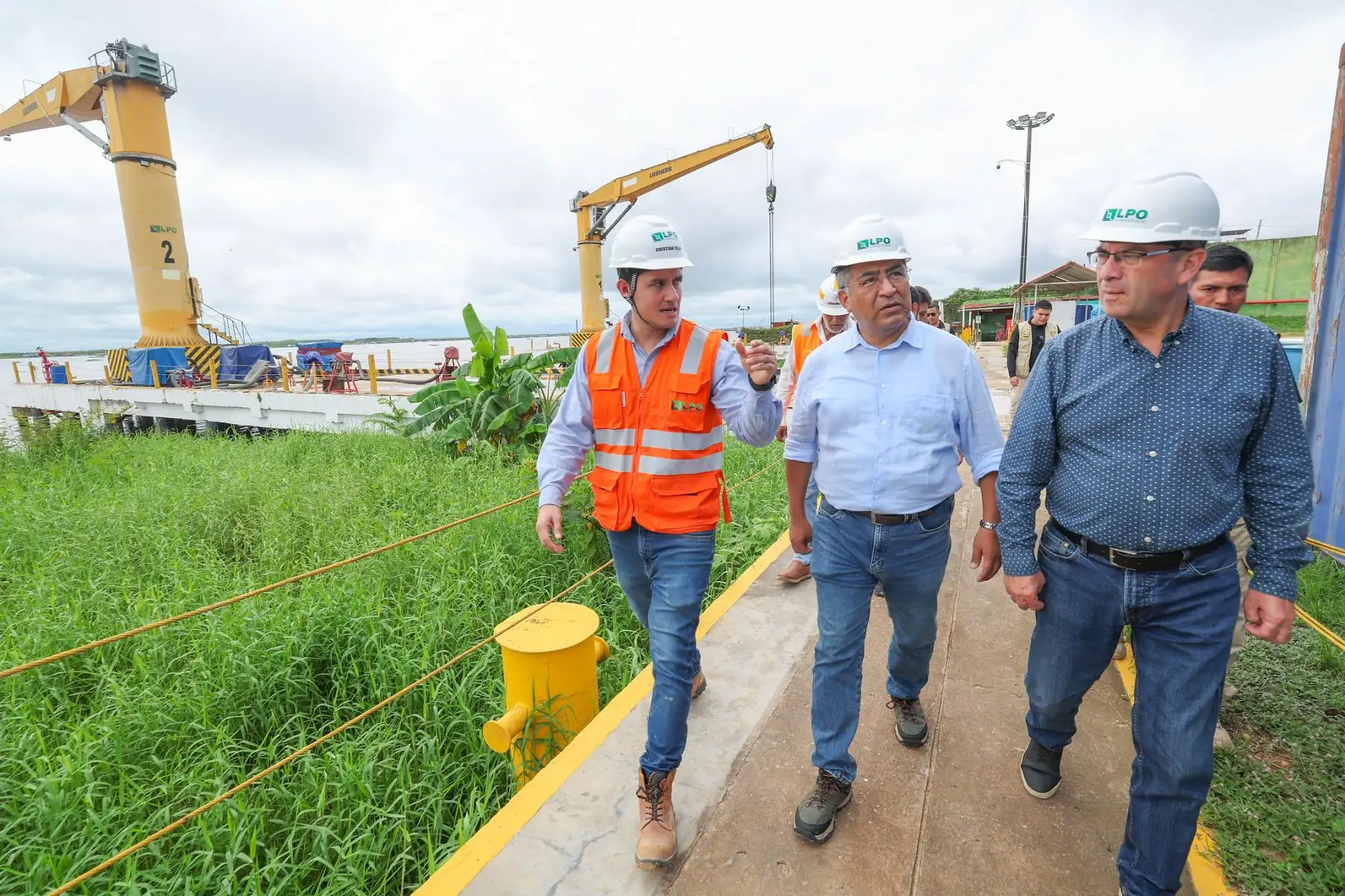 El Ministerio de Transportes y Comunicaciones continúa fortaleciendo la conectividad y la seguridad del transporte aéreo en las regiones. En Ucayali, se verificaron las condiciones de operatividad del aeropuerto Capitán FAP David Abensur Rengifo de Pucallpa, como parte de una agenda de trabajo orientada a optimizar los servicios de transporte. La supervisión fue encabezada por el ministro de Transportes y Comunicaciones, Aldo Prieto. Foto: ANDINA/Difusión