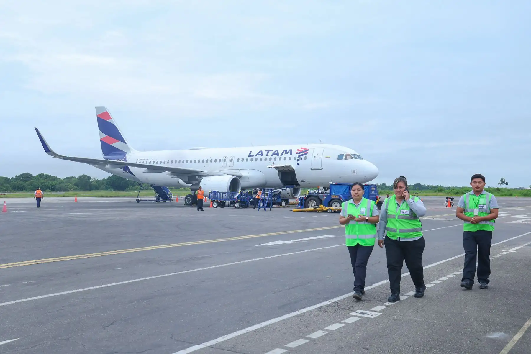 El Ministerio de Transportes y Comunicaciones continúa fortaleciendo la conectividad y la seguridad del transporte aéreo en las regiones. En Ucayali, se verificaron las condiciones de operatividad del aeropuerto Capitán FAP David Abensur Rengifo de Pucallpa, como parte de una agenda de trabajo orientada a optimizar los servicios de transporte. La supervisión fue encabezada por el ministro de Transportes y Comunicaciones, Aldo Prieto. Foto: ANDINA/Difusión