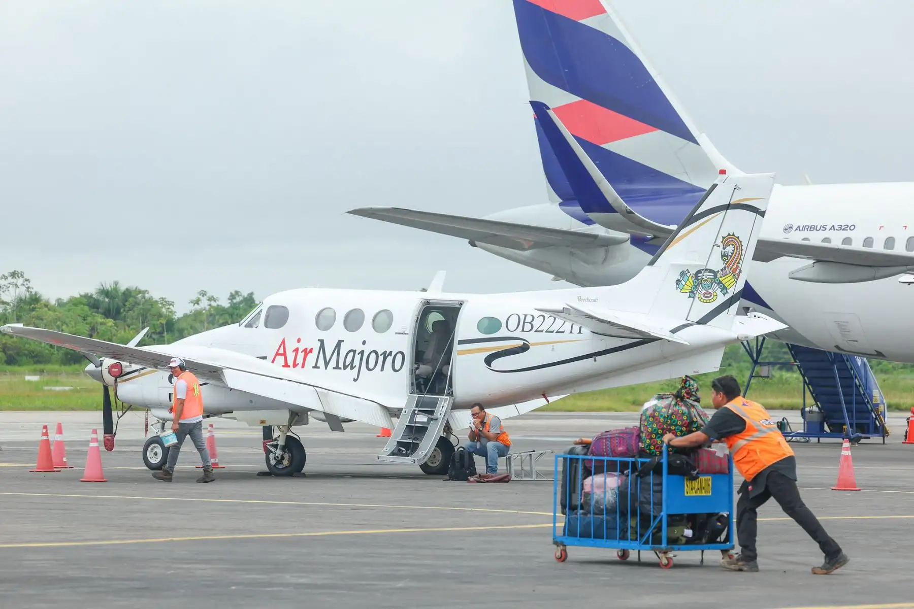 El Ministerio de Transportes y Comunicaciones continúa fortaleciendo la conectividad y la seguridad del transporte aéreo en las regiones. En Ucayali, se verificaron las condiciones de operatividad del aeropuerto Capitán FAP David Abensur Rengifo de Pucallpa, como parte de una agenda de trabajo orientada a optimizar los servicios de transporte. La supervisión fue encabezada por el ministro de Transportes y Comunicaciones, Aldo Prieto. Foto: ANDINA/Difusión