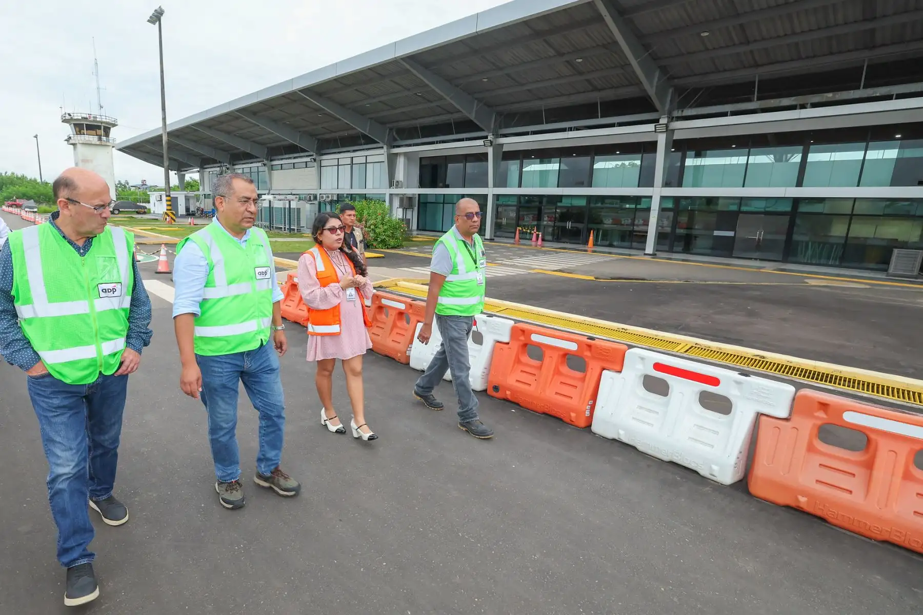 El Ministerio de Transportes y Comunicaciones continúa fortaleciendo la conectividad y la seguridad del transporte aéreo en las regiones. En Ucayali, se verificaron las condiciones de operatividad del aeropuerto Capitán FAP David Abensur Rengifo de Pucallpa, como parte de una agenda de trabajo orientada a optimizar los servicios de transporte. La supervisión fue encabezada por el ministro de Transportes y Comunicaciones, Aldo Prieto. Foto: ANDINA/Difusión