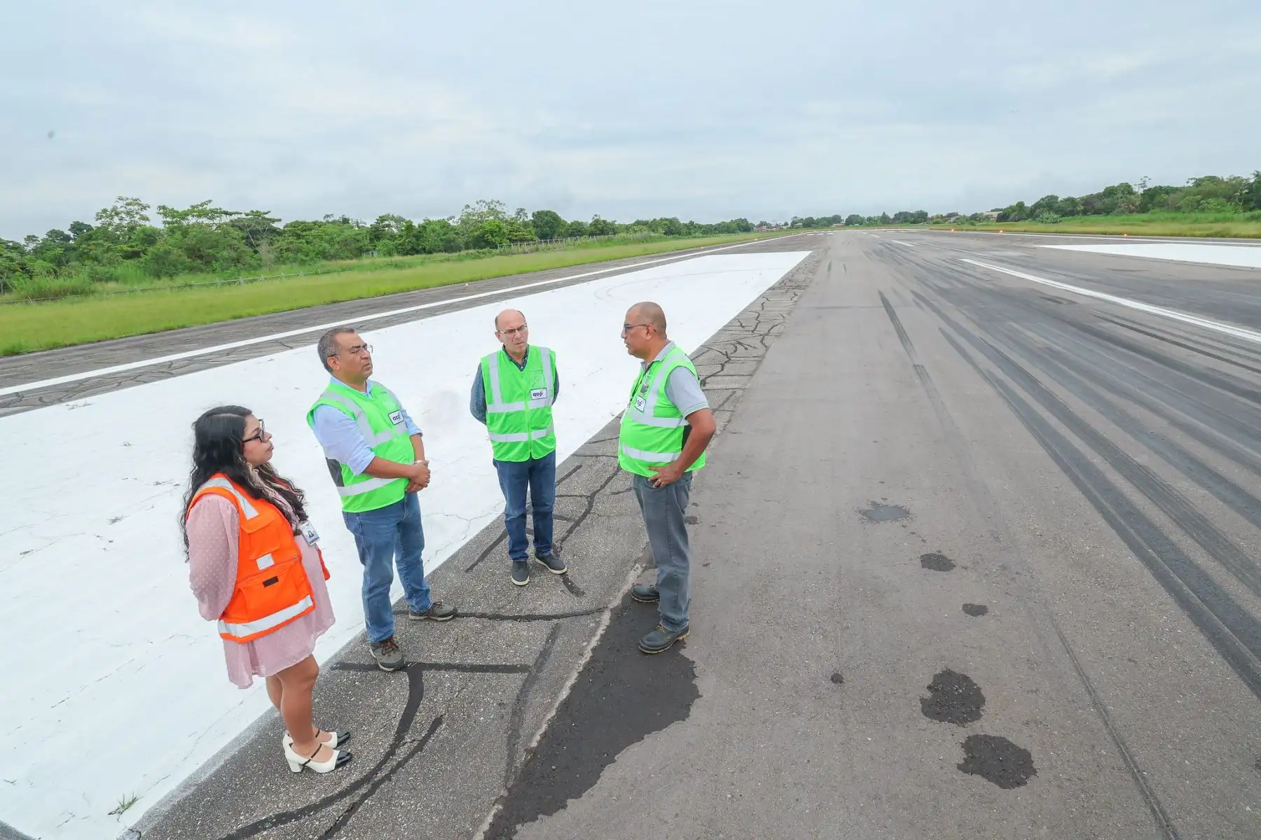 El Ministerio de Transportes y Comunicaciones continúa fortaleciendo la conectividad y la seguridad del transporte aéreo en las regiones. En Ucayali, se verificaron las condiciones de operatividad del aeropuerto Capitán FAP David Abensur Rengifo de Pucallpa, como parte de una agenda de trabajo orientada a optimizar los servicios de transporte. La supervisión fue encabezada por el ministro de Transportes y Comunicaciones, Aldo Prieto. Foto: ANDINA/Difusión