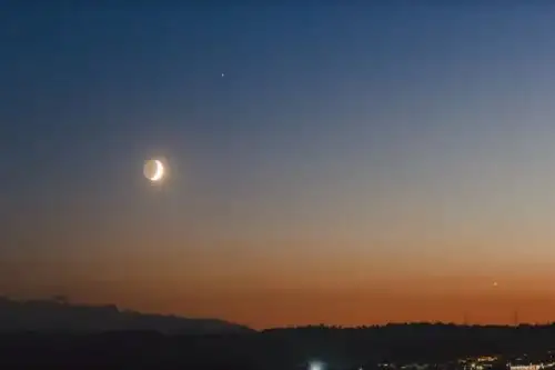 Una vez cada 27,3 días, nuestro satélite natural pasa por una estrecha parte del cielo centrada en la eclíptica y se encuentra con planetas.