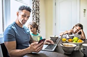 Phubbing, cuando la fijación por el celular se convierte un problema familiar y social 