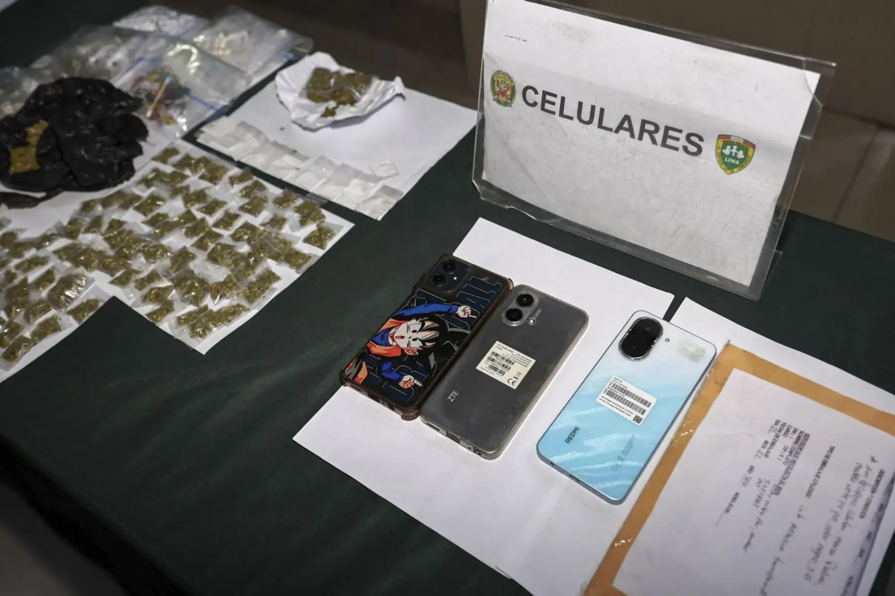 El presidente José Jerí supervisó en la comisaría La Huayrona de San Juan de Lurigancho la incautación de armas, celulares y drogas, reafirmando que la presencia policial se intensificará en toda la ciudad para combatir el crimen. Foto: Presidencia