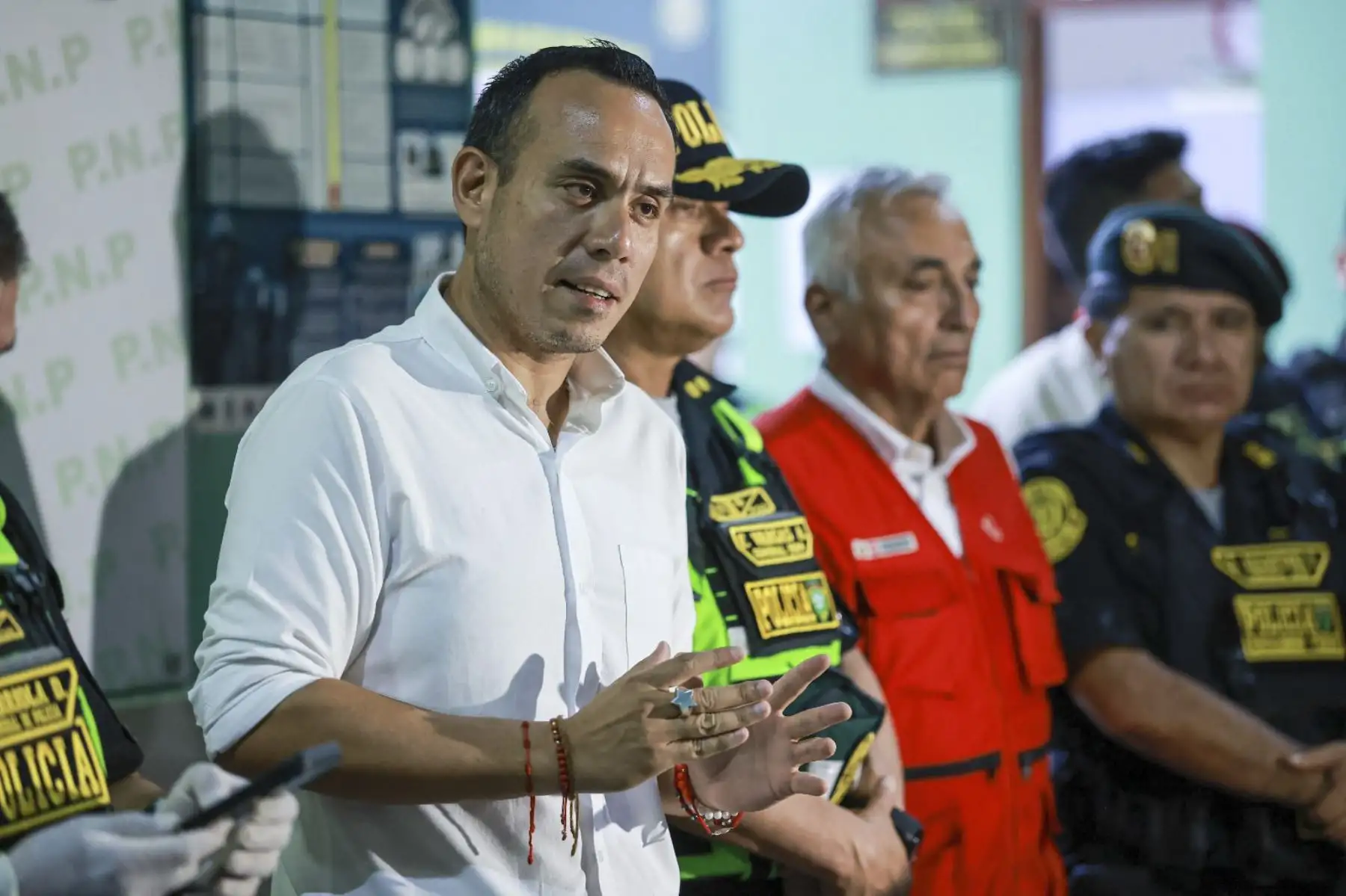 El presidente José Jerí supervisó en la comisaría La Huayrona de San Juan de Lurigancho la incautación de armas, celulares y drogas, reafirmando que la presencia policial se intensificará en toda la ciudad para combatir el crimen. Foto: Presidencia