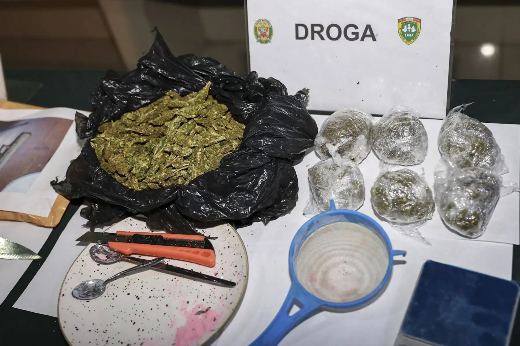 El presidente José Jerí supervisó en la comisaría La Huayrona de San Juan de Lurigancho la incautación de armas, celulares y drogas, reafirmando que la presencia policial se intensificará en toda la ciudad para combatir el crimen. Foto: Presidencia