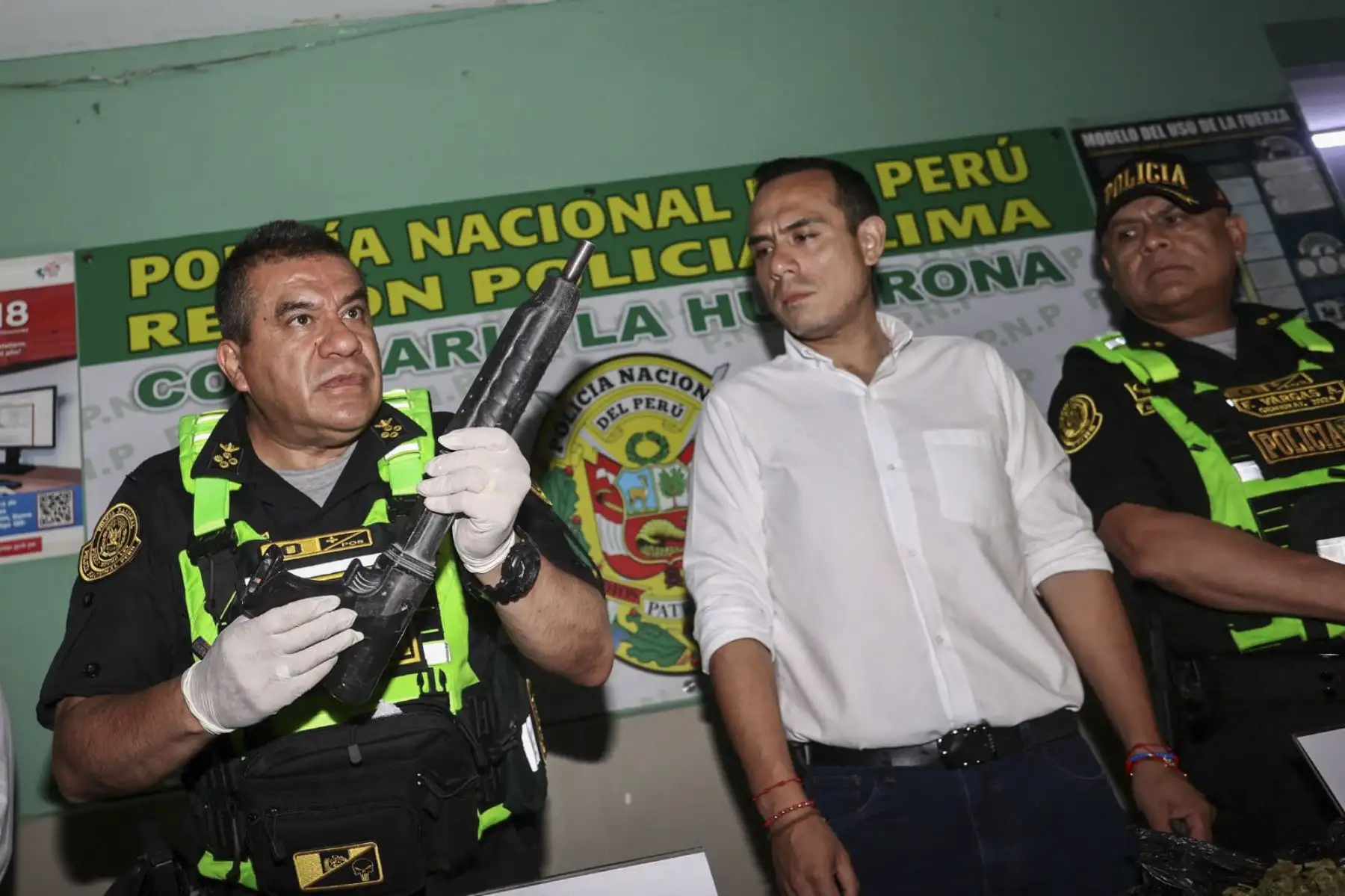 El presidente José Jerí supervisó en la comisaría La Huayrona de San Juan de Lurigancho la incautación de armas, celulares y drogas, reafirmando que la presencia policial se intensificará en toda la ciudad para combatir el crimen. Foto: Presidencia