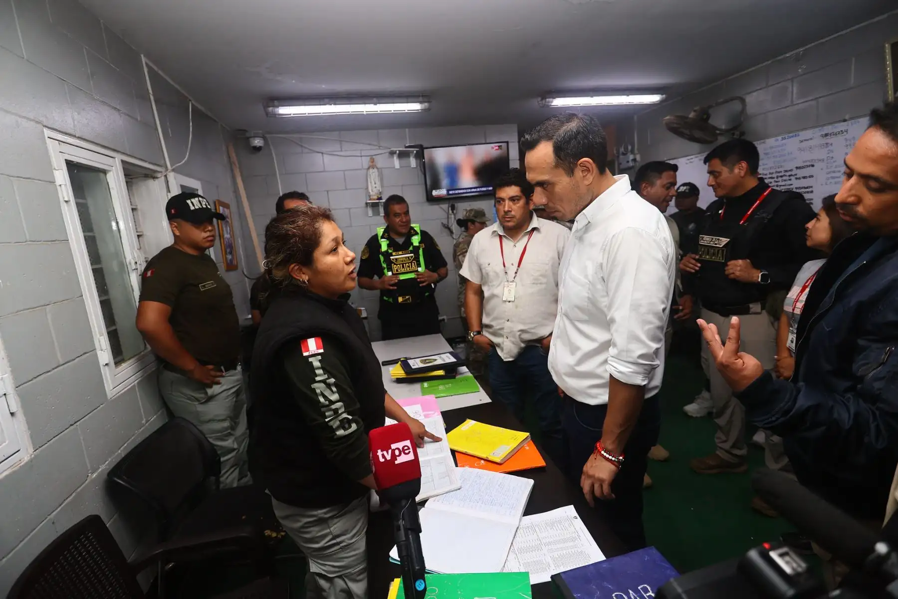 Una visita inopinada del presidente de la república, José Jerí, al penal de Ancón I, realizada a la una de la madrugada del sábado 24 de enero, dejó al descubierto un grave cuadro de desorden administrativo, falta de control interno y serias deficiencias en la gestión del Instituto Nacional Penitenciario (INPE). Foto: Presidencia