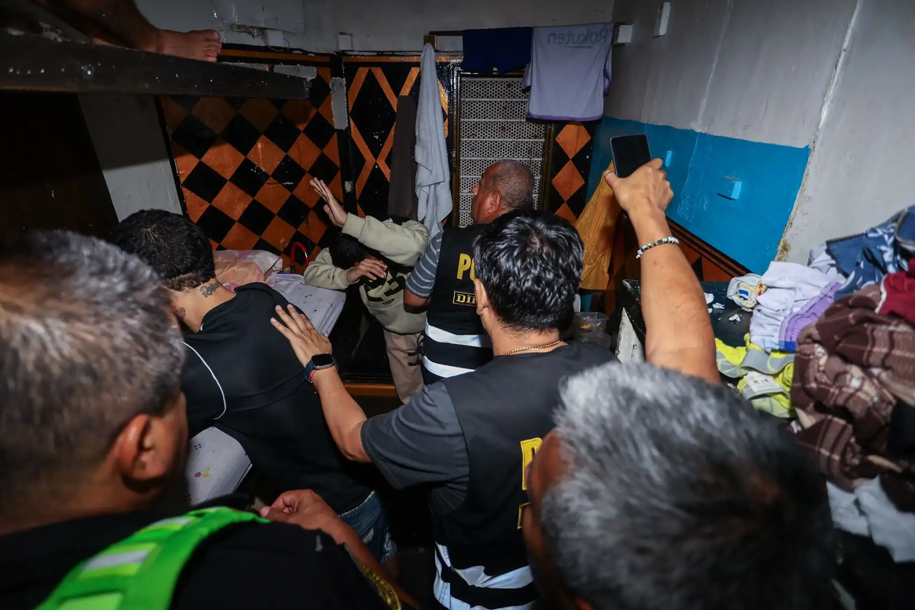 Una visita inopinada del presidente de la república, José Jerí, al penal de Ancón I, realizada a la una de la madrugada del sábado 24 de enero, dejó al descubierto un grave cuadro de desorden administrativo, falta de control interno y serias deficiencias en la gestión del Instituto Nacional Penitenciario (INPE). Foto: Presidencia