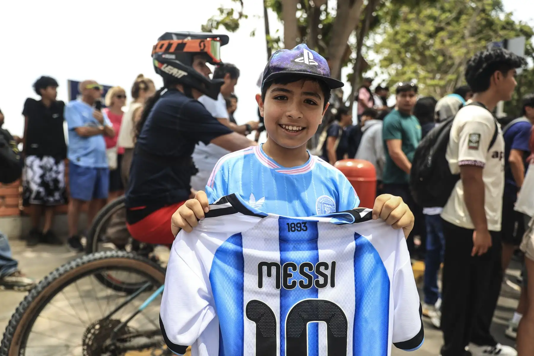 Fans de Lionel Messi se reúnen en los exteriores del hotel Intercontinental de Miraflores con la esperanza de ver de cerca a la estrella del Inter de Miami, que hoy enfrenta a Alianza Lima en el estadio Alejandro Villanueva. Foto: ANDINA/Jhonel Rodríguez Robles