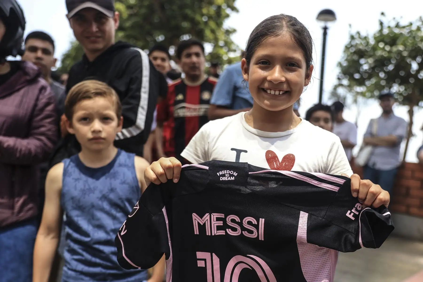Fans de Lionel Messi se reúnen en los exteriores del hotel Intercontinental de Miraflores con la esperanza de ver de cerca a la estrella del Inter de Miami, que hoy enfrenta a Alianza Lima en el estadio Alejandro Villanueva. Foto: ANDINA/Jhonel Rodríguez Robles