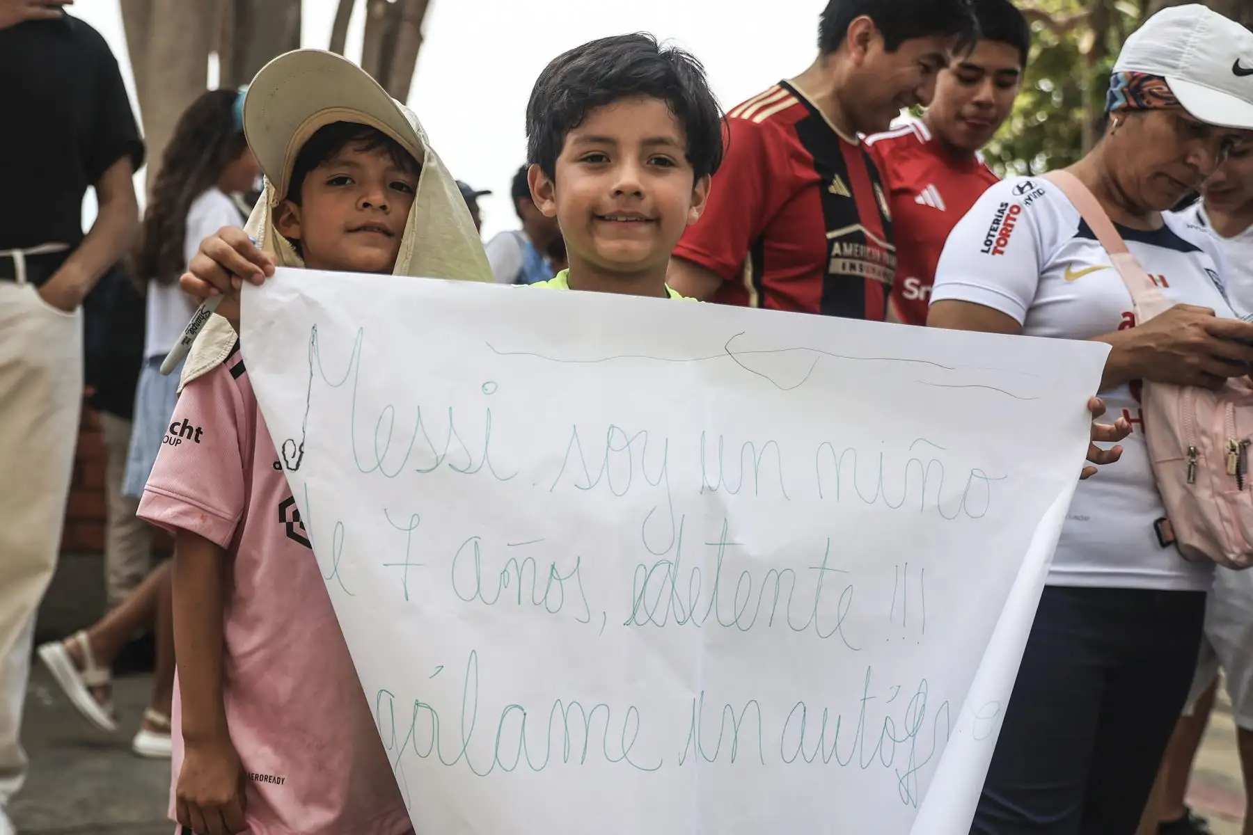 Fans de Lionel Messi se reúnen en los exteriores del hotel Intercontinental de Miraflores con la esperanza de ver de cerca a la estrella del Inter de Miami, que hoy enfrenta a Alianza Lima en el estadio Alejandro Villanueva. Foto: ANDINA/Jhonel Rodríguez Robles