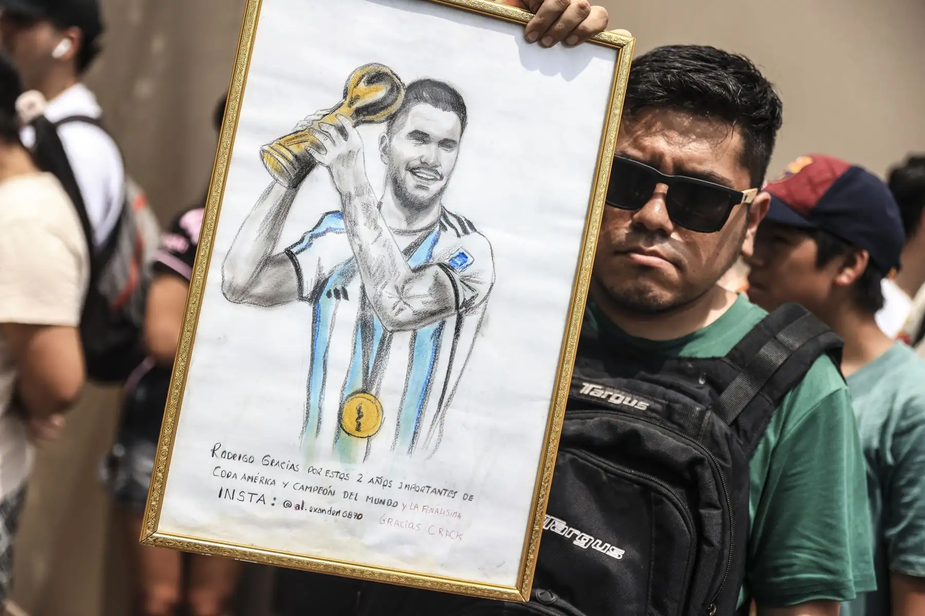 Fans de Lionel Messi se reúnen en los exteriores del hotel Intercontinental de Miraflores con la esperanza de ver de cerca a la estrella del Inter de Miami, que hoy enfrenta a Alianza Lima en el estadio Alejandro Villanueva. Foto: ANDINA/Jhonel Rodríguez Robles