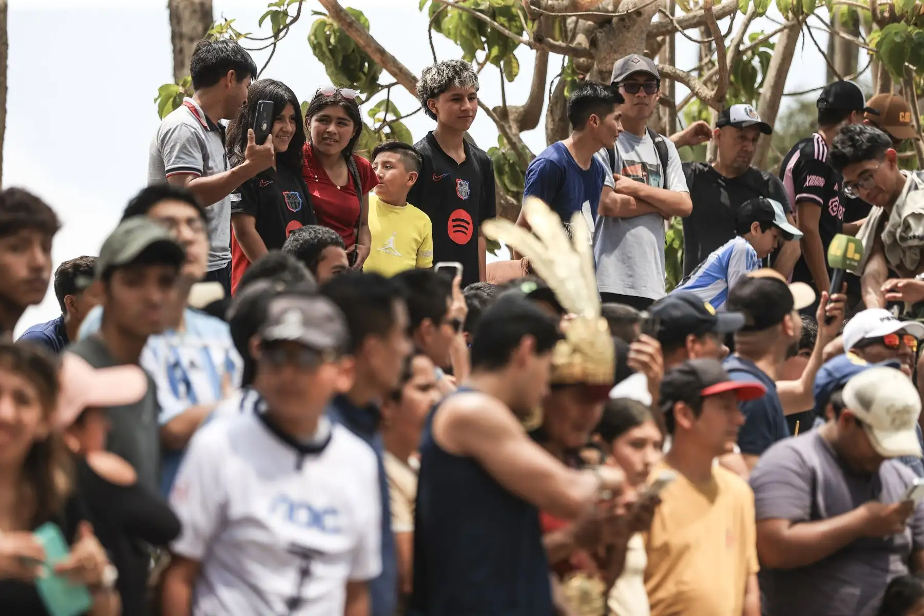 Fans de Lionel Messi se reúnen en los exteriores del hotel Intercontinental de Miraflores con la esperanza de ver de cerca a la estrella del Inter de Miami, que hoy enfrenta a Alianza Lima en el estadio Alejandro Villanueva. Foto: ANDINA/Jhonel Rodríguez Robles