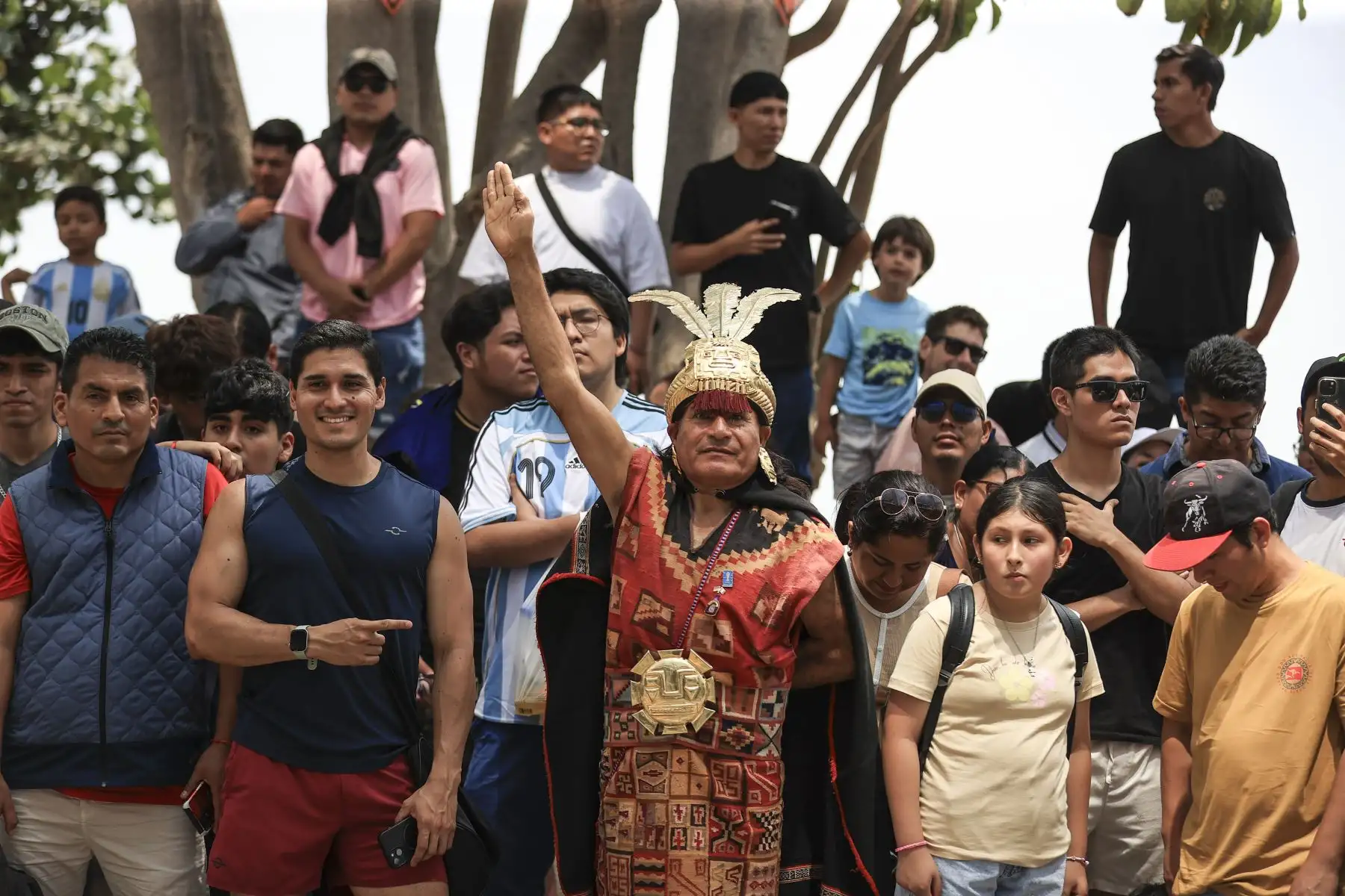 Fans de Lionel Messi se reúnen en los exteriores del hotel Intercontinental de Miraflores con la esperanza de ver de cerca a la estrella del Inter de Miami, que hoy enfrenta a Alianza Lima en el estadio Alejandro Villanueva. Foto: ANDINA/Jhonel Rodríguez Robles