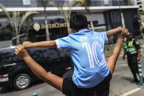 Fans de Lionel Messi esperan la salida de su ídolo en los exteriores del hotel Intercontinental