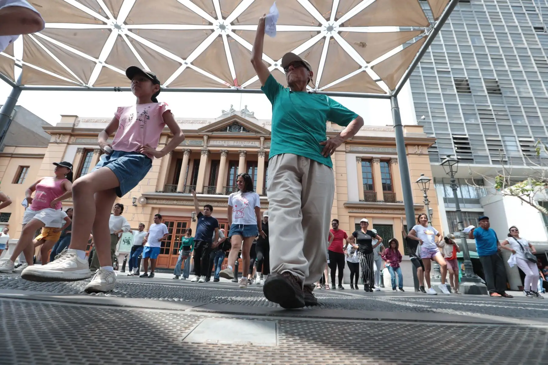 Niños y adultos disfrutan de una mañana cultural al ritmo de la marinera.
Foto: ANDINA/Verónica Calderón Zúñiga