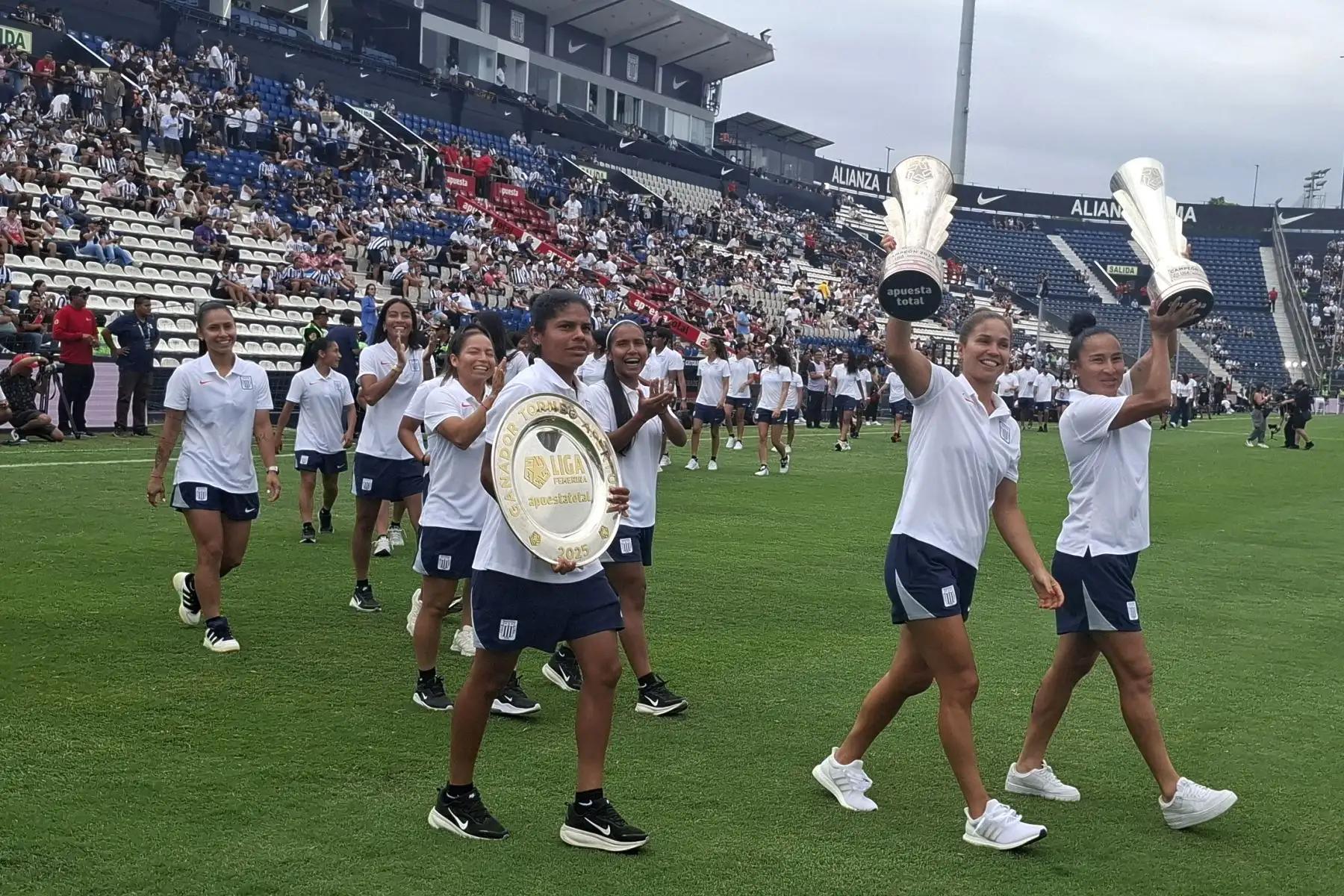 Imágenes previas al partido histórico de Alianza Lima ante el Inter Miami de Lionel Messi y Luis Suárez, en un cotejo estelar de la  Tarde Blanquiazul.
Foto: ANDINA/ Vidal Tarqui