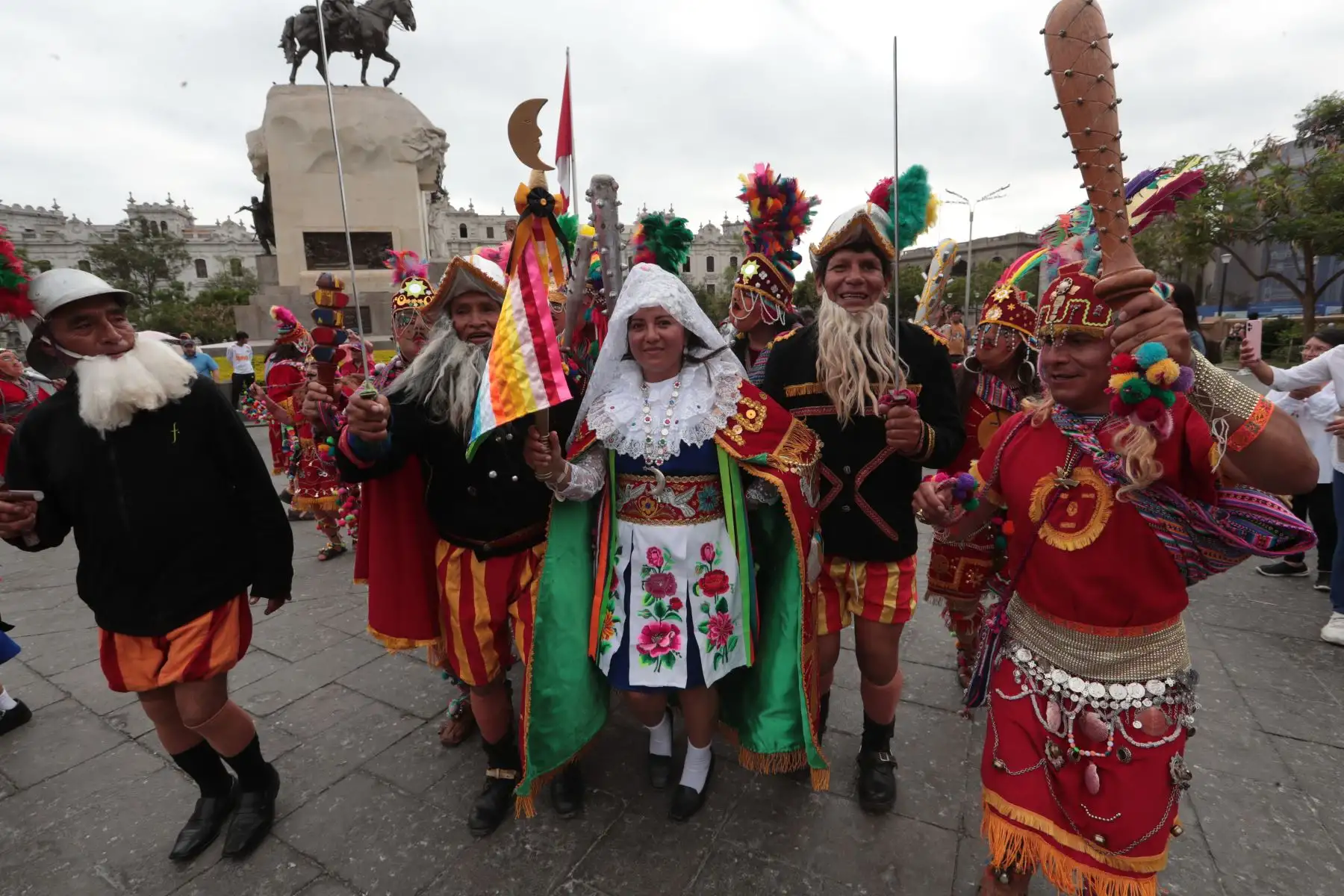 Esta manifestación artística recrea simbólicamente la figura del Inca y su séquito, resaltando la herencia andina y la identidad de los pueblos alto andinos.
Foto: ANDINA/Verónica Calderón Zúñiga