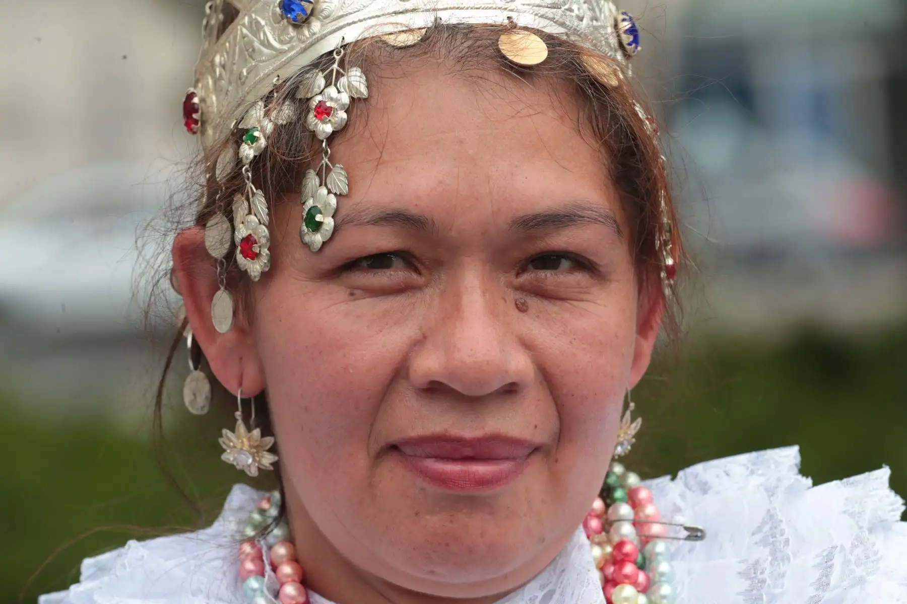 El vestuario es uno de los elementos más llamativos de la Danza del Rey del Inca. Los trajes incluyen túnicas bordadas , capas, tocados con plumas y ornamentos metálicos que simbolizan poder, fertilidad y conexión con la naturaleza.
Foto: ANDINA/Verónica Calderón Zúñiga