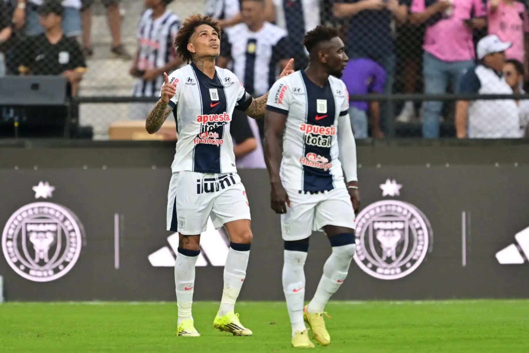 El delantero de Alianza Lima, Paolo Guerrero, celebra el primer gol del partido amistoso entre Alianza Lima de Perú e Inter Miami de Estados Unidos en el Estadio Alejandro Villanueva de Lima.
Foto: AFP