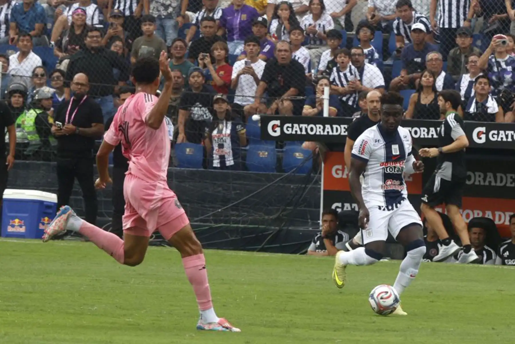 El delantero  de Alianza Lima,  Eryc Castillo controla el balón durante el partido amistoso de fútbol entre Alianza Lima de Perú y el Inter de Miami de Estados Unidos en el Estadio Alejandro Villanueva en Lima.
Foto: ANDINA/Vidal Tarqui