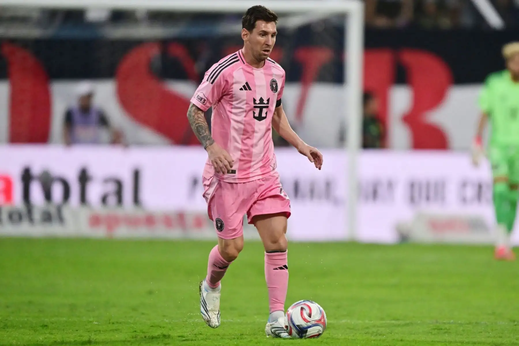 El delantero argentino del Inter de Miami, Lionel Messi, controla el balón durante el partido amistoso de fútbol entre Alianza Lima de Perú y el Inter de Miami de Estados Unidos en el Estadio Alejandro Villanueva en Lima.
Foto: AFP
