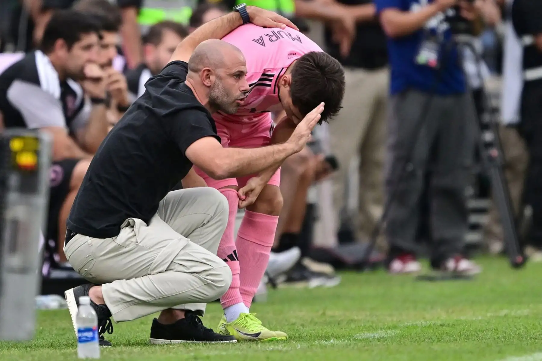 El entrenador argentino del Inter de Miami, Javier Mascherano, da instrucciones al defensa argentino #99 del Inter de Miami, Facundo Mura, durante el partido amistoso de fútbol entre Alianza Lima de Perú y el Inter de Miami de Estados Unidos en el Estadio Alejandro Villanueva en Lima.
Foto: AFP