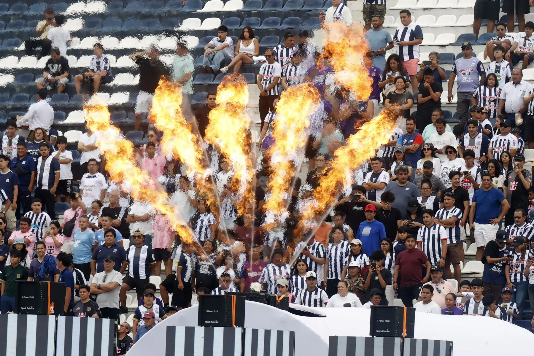 Imágenes previas al partido histórico de Alianza Lima ante el Inter Miami de Lionel Messi y Luis Suárez, en un cotejo estelar de la  Tarde Blanquiazul.
Foto: ANDINA/ Vidal Tarqui