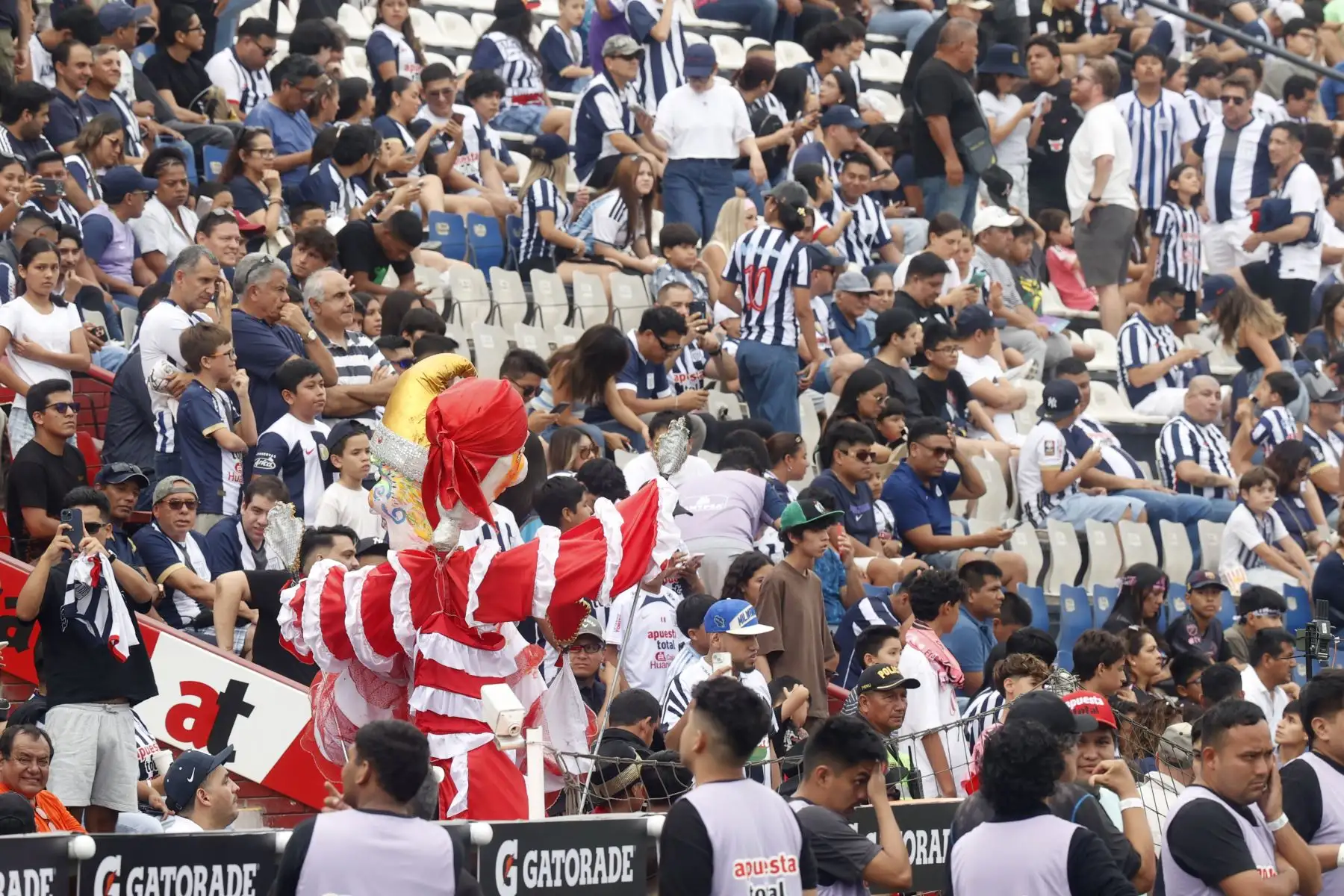 Imágenes previas al partido histórico de Alianza Lima ante el Inter Miami de Lionel Messi y Luis Suárez, en un cotejo estelar de la  Tarde Blanquiazul.
Foto: ANDINA/ Vidal Tarqui