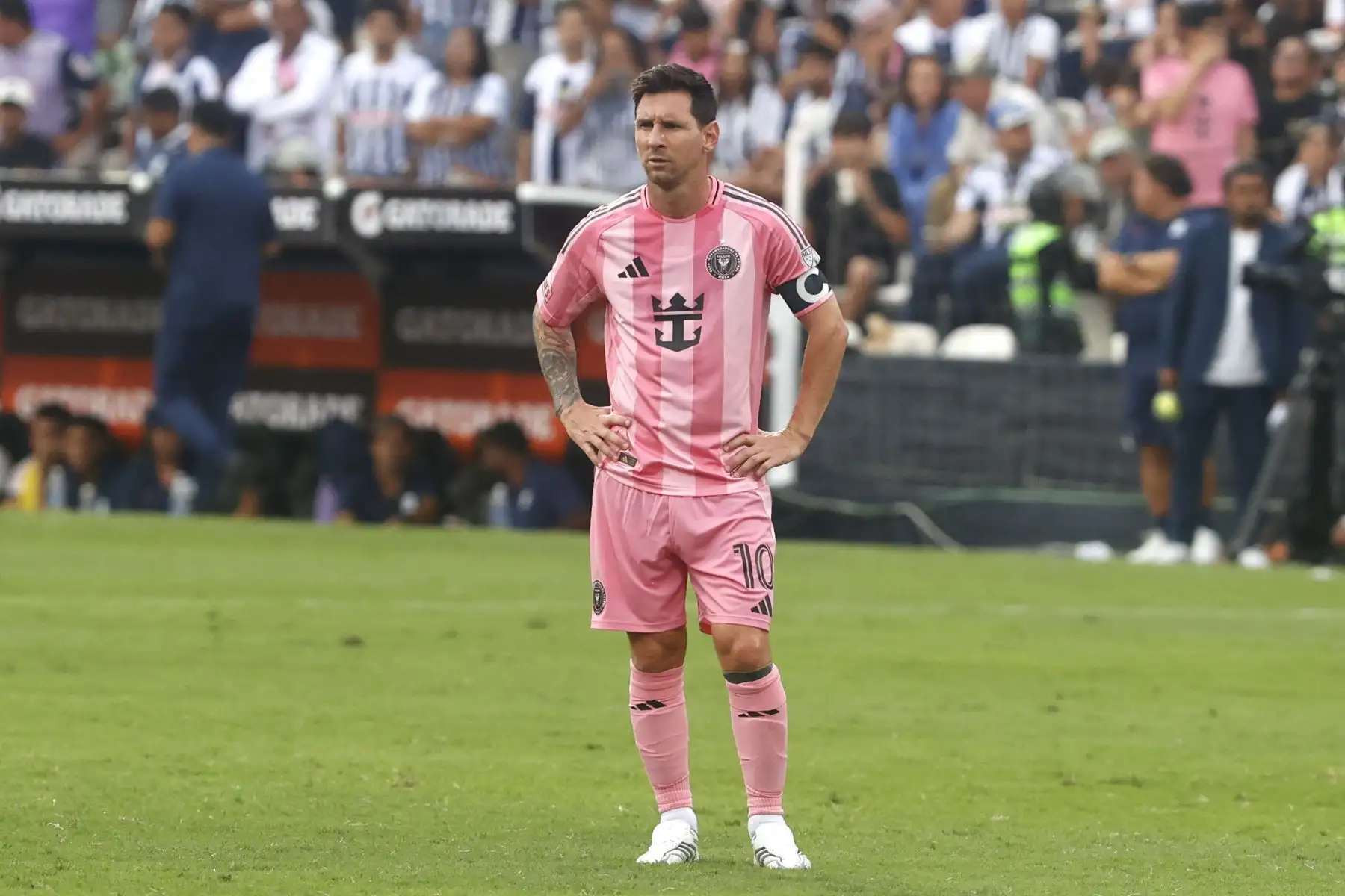 El delantero argentino del Inter de Miami, Lionel Messi, durante el partido amistoso de fútbol entre Alianza Lima de Perú y el Inter de Miami de Estados Unidos en el Estadio Alejandro Villanueva en Lima. Foto: ANDINA/Vidal Tarqui