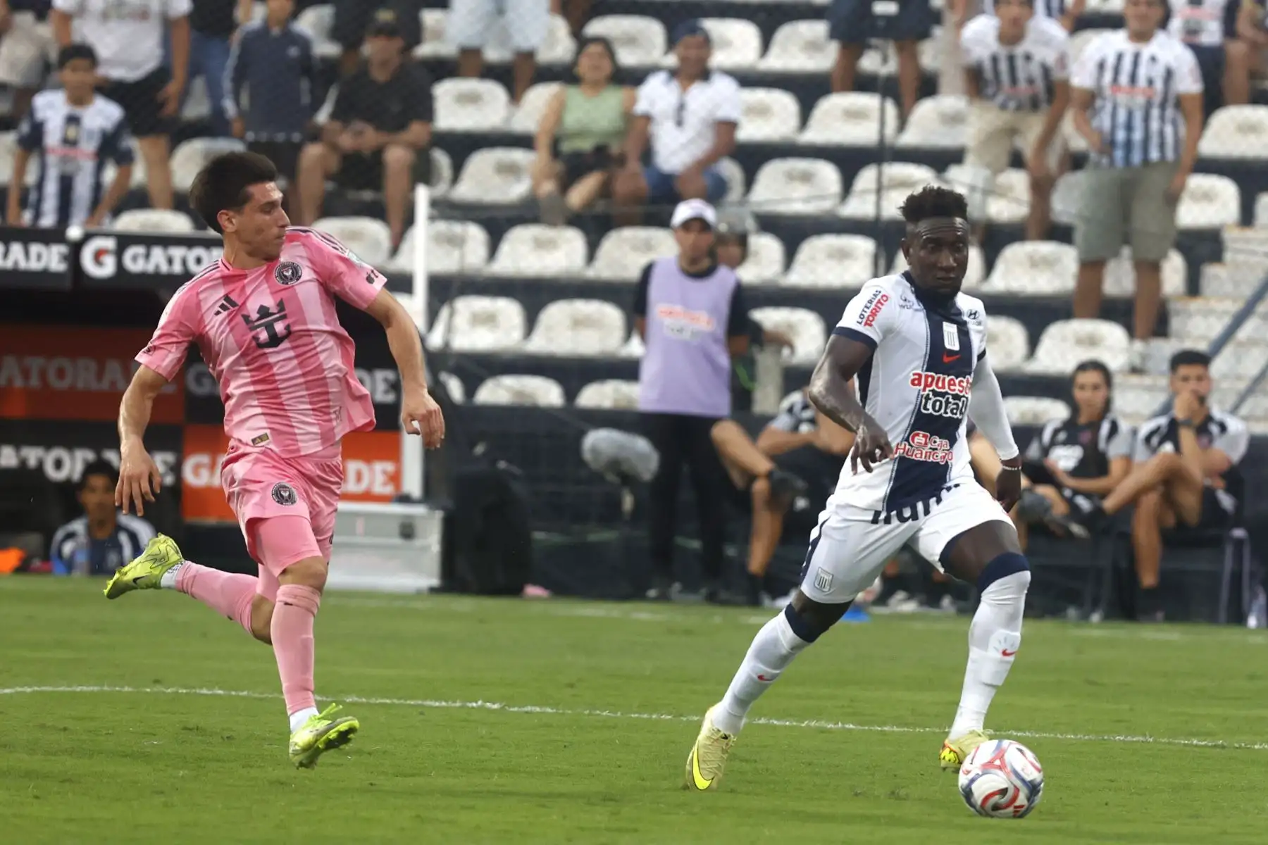 Partido amistoso de fútbol entre Alianza Lima de Perú y el Inter de Miami de Estados Unidos en el Estadio Alejandro Villanueva en Lima.
Foto: ANDINA/Vidal Tarqui